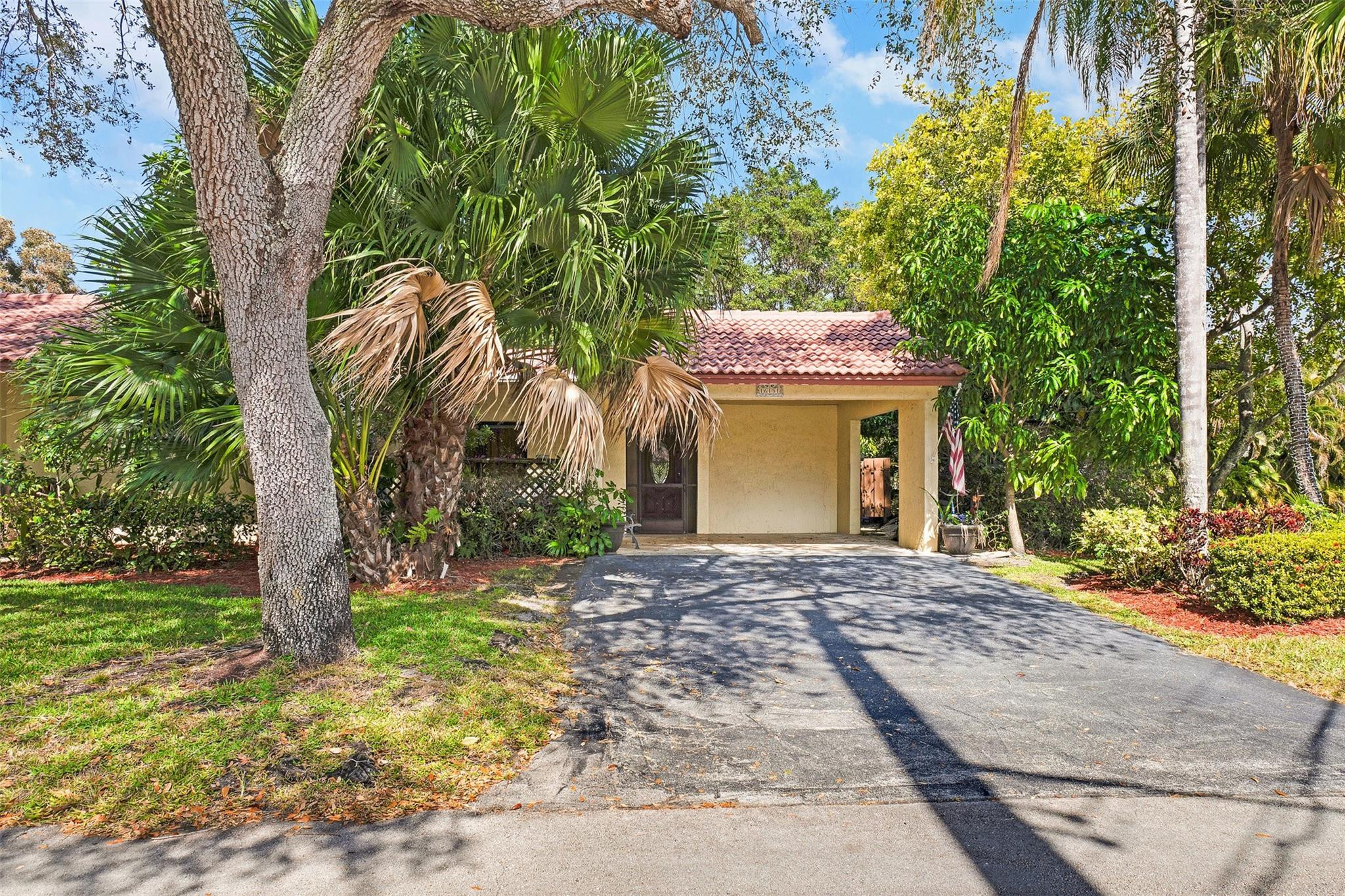 Foto de propiedad en 16131 Laurel Drive 33, Weston, FL 33326 Weston con MLS# 