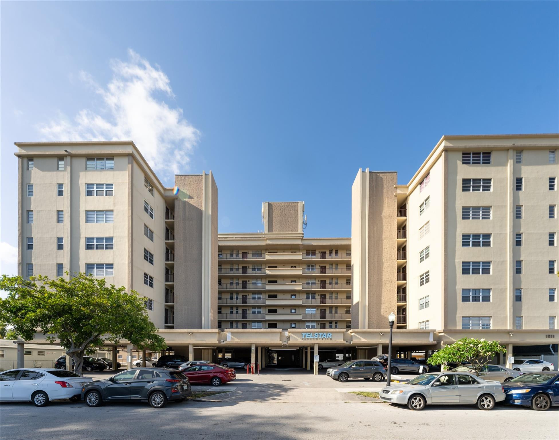 Foto de propiedad en 1811 Jefferson Street 304, Hollywood, FL 33020 Hollywood con MLS# 