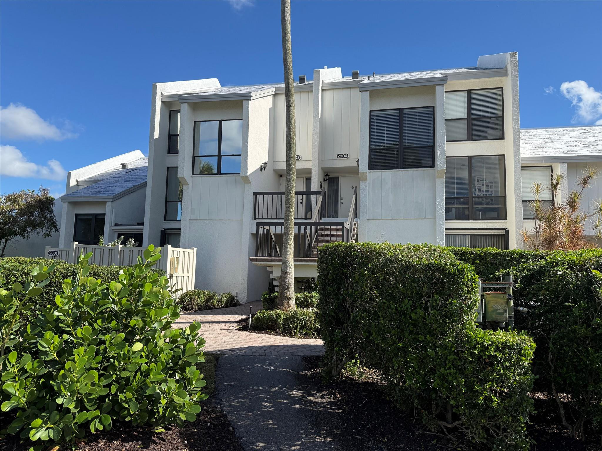 Foto de propiedad en 2303 Bridgewood Drive 2303, Boca Raton, FL 33434 Boca Raton con MLS# 