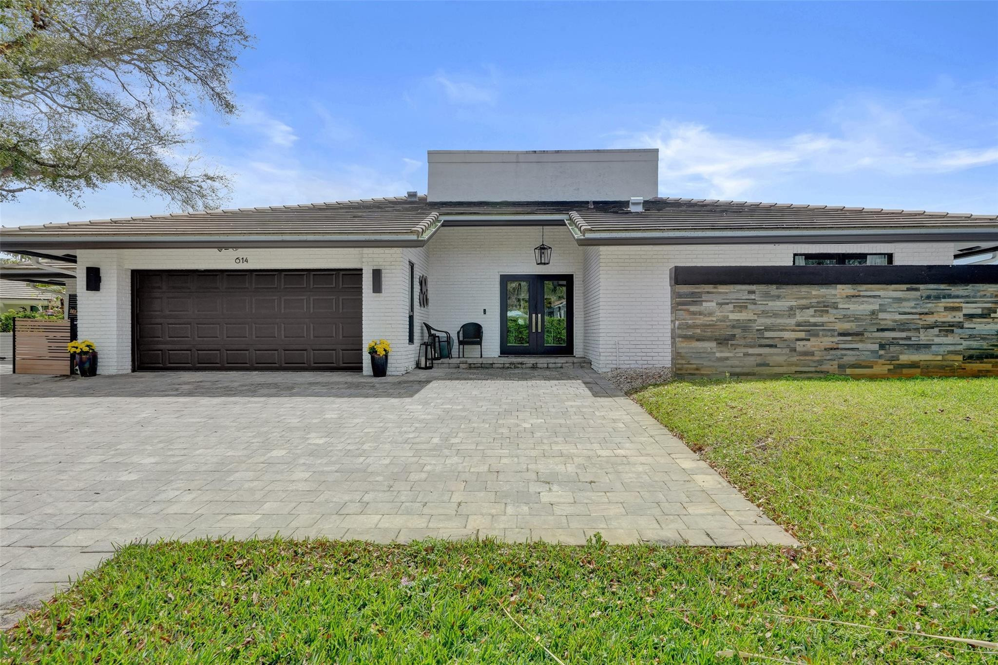 Foto de propiedad en 614 Lakewoode Circle W, Delray Beach, FL 33445 Delray Beach con MLS# 