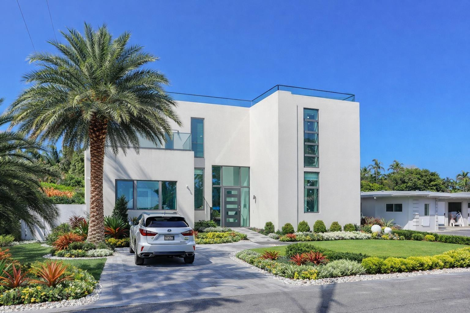 Foto de propiedad en 2421 NE 201st Street, Miami, FL 33180 Miami con MLS# 