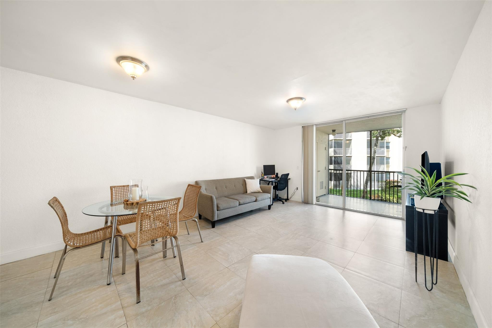 Foto de propiedad en 8225 Lake Drive 205, Doral, FL 33166 Doral con MLS# 