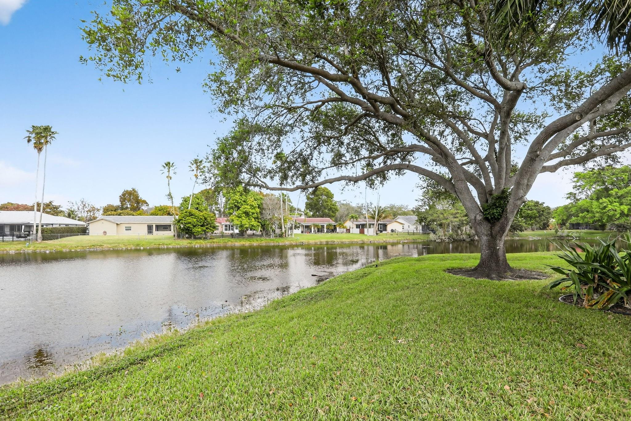 Foto de propiedad en 11477 NW 39th Court 307-1, Coral Springs, FL 33065 Coral Springs con MLS# 