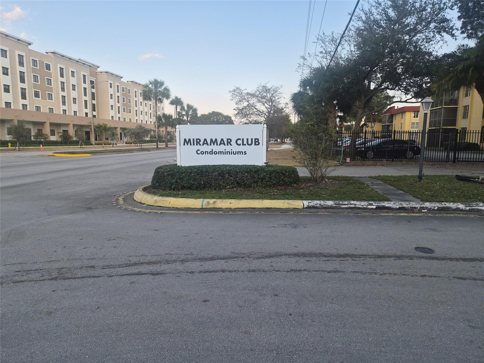 Foto de propiedad en 3252 Foxcroft Road 113, Miramar, FL 33025 Miramar con MLS# 