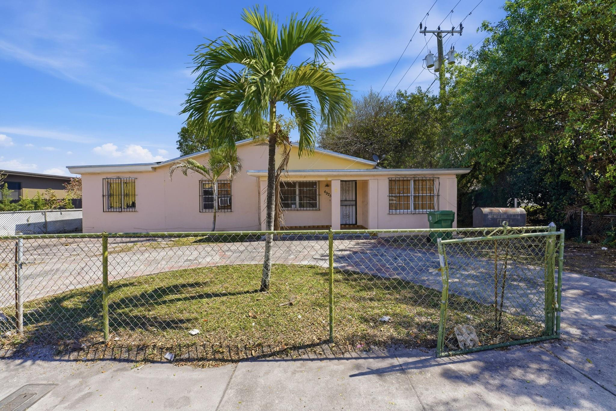 Vendido 4925 E 9th Court, Hialeah, FL 33013, Hialeah, FL 33013