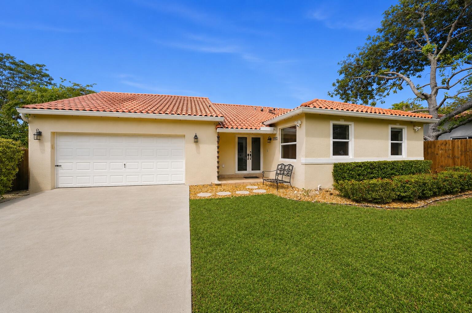 Foto de propiedad en 16921 SW 92nd Court, Palmetto Bay, FL 33157 Palmetto Bay con MLS# 