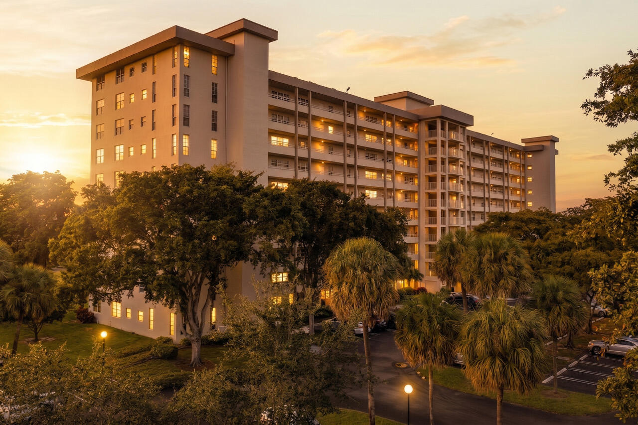 Foto de propiedad en 575 Oaks Lane 1002, Pompano Beach, FL 33069 Pompano Beach con MLS# 