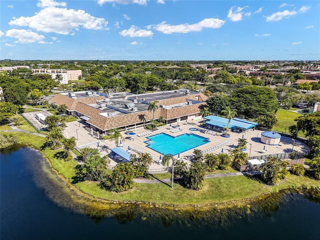 Foto de propiedad en 9721 SUNRISE LAKES Boulevard 305, Sunrise, FL 33322 Sunrise con MLS# 