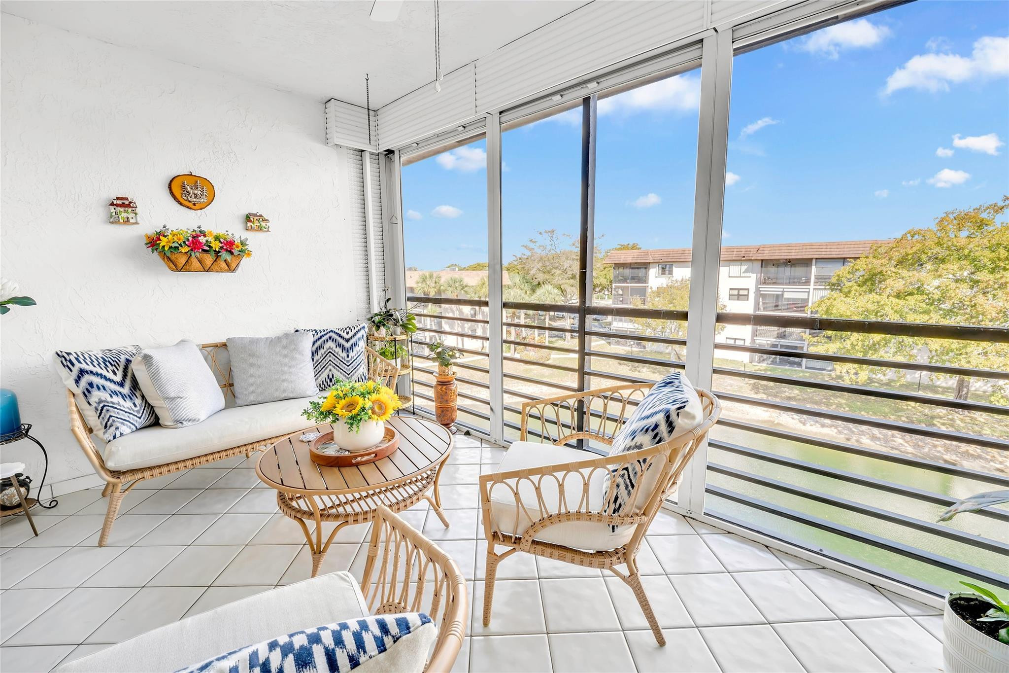 Foto de propiedad en 4975 E Sabal Palm Boulevard 408, Tamarac, FL 33319 Tamarac con MLS# 