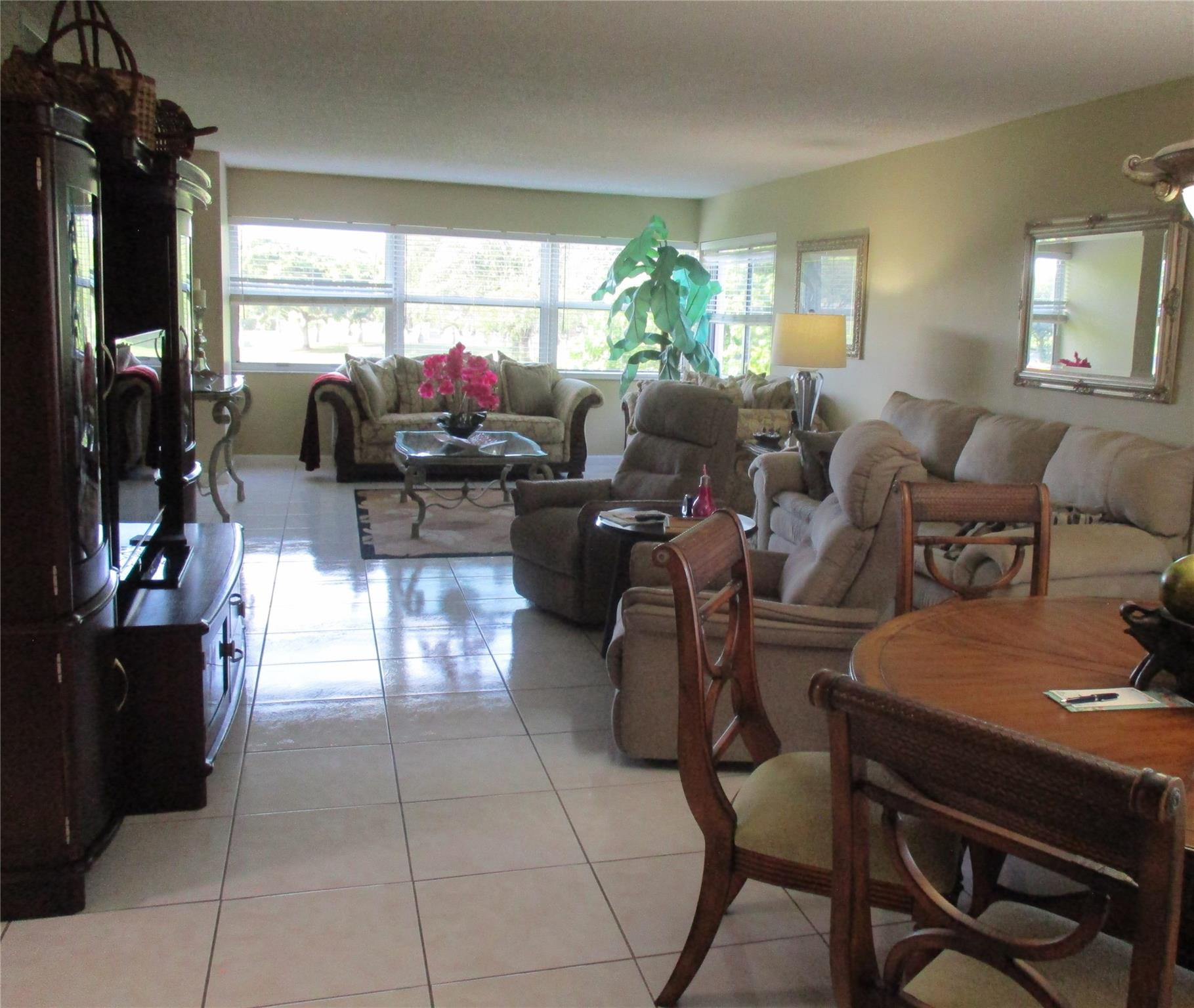 Foto de propiedad en 9541 Sunrise Lakes Boulevard 210, Sunrise, FL 33322 Sunrise con MLS# 