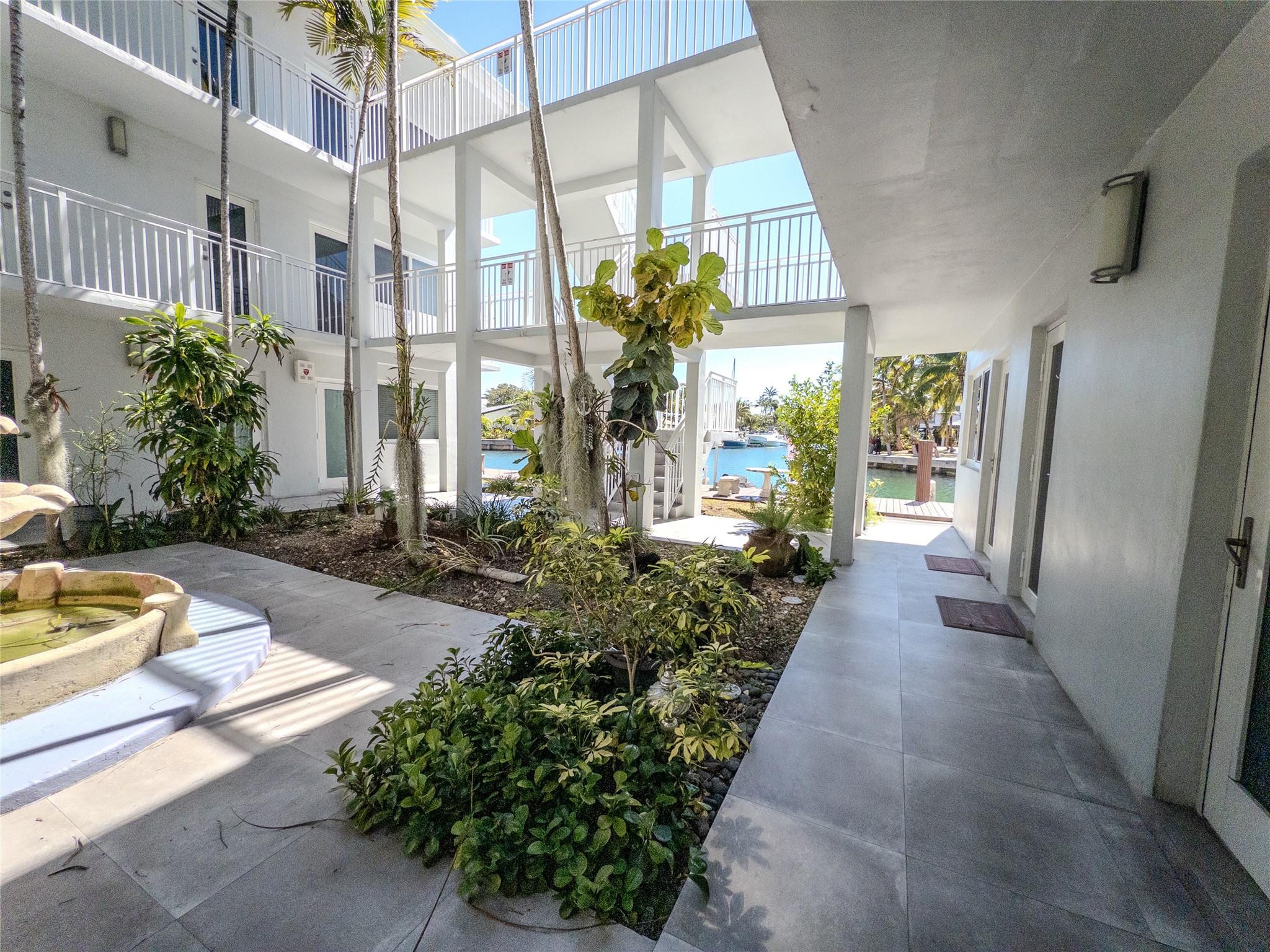 Foto de propiedad en 2430 NE 135th Street 302, North Miami, FL 33181 North Miami con MLS# 