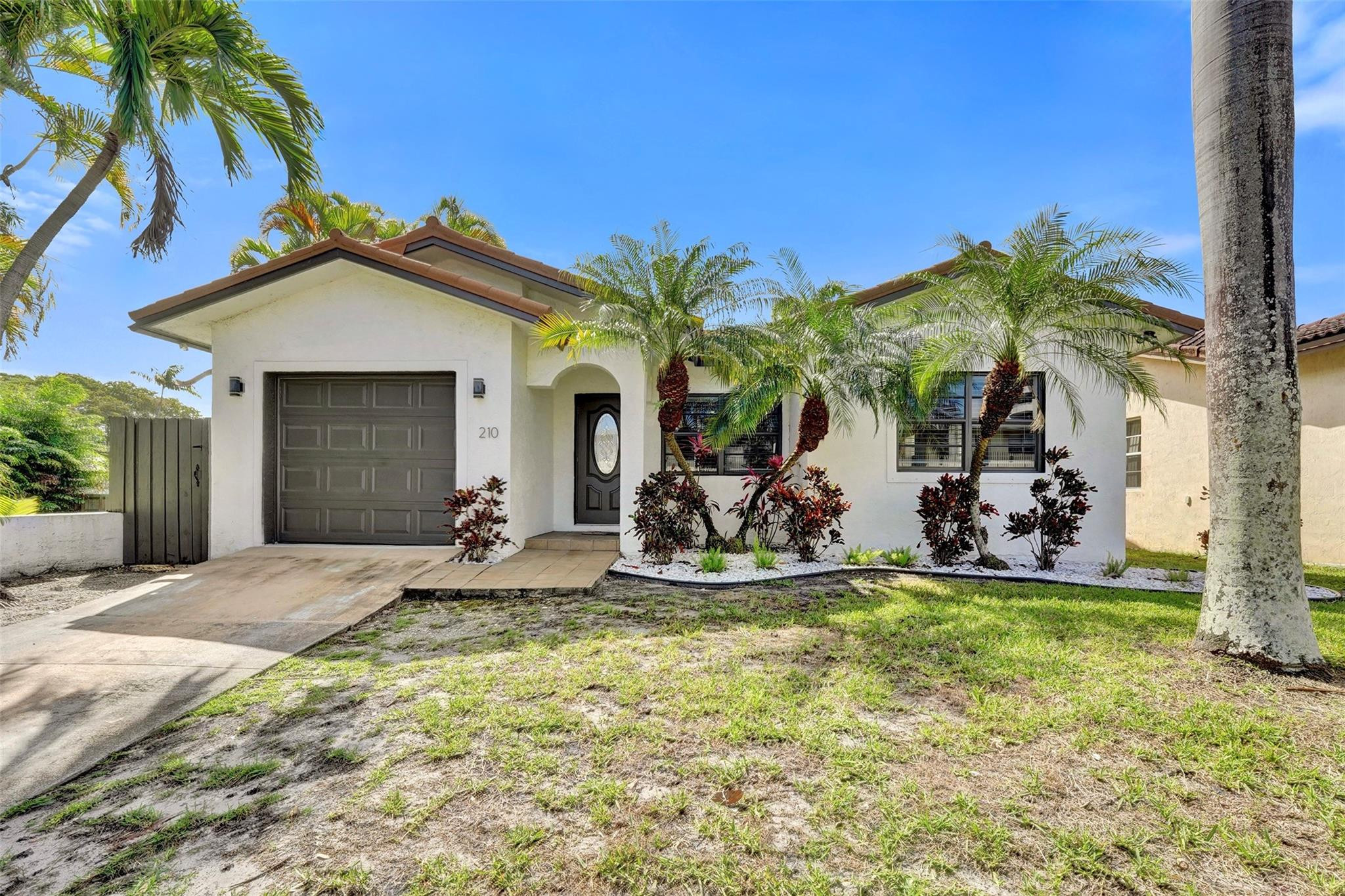 Foto de propiedad en 210 SE Park Street, Dania Beach, FL 33004 Dania Beach con MLS# 