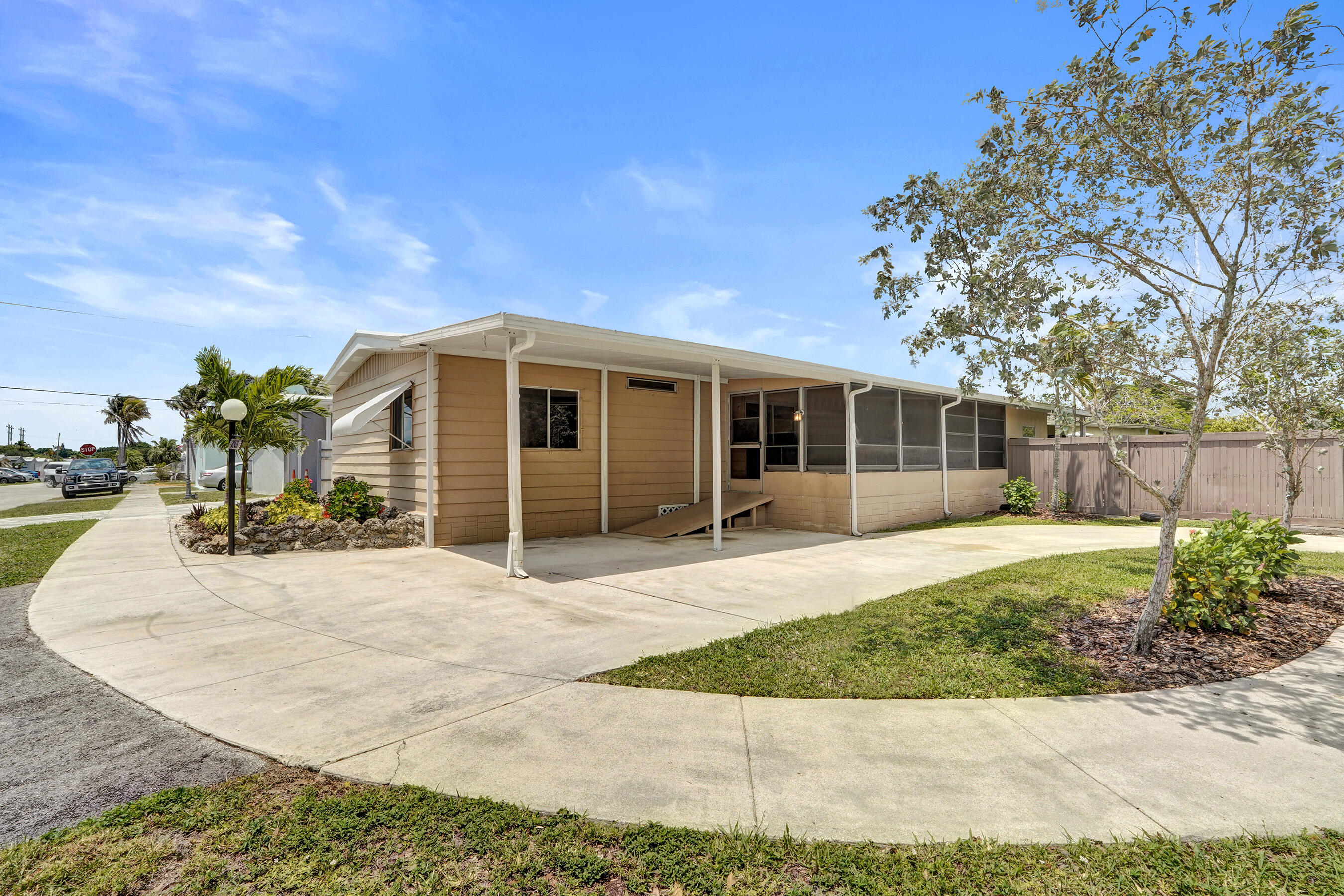 Foto de propiedad en 21411 NW 3rd Street, Pembroke Pines, FL 33029 Pembroke Pines con MLS# 