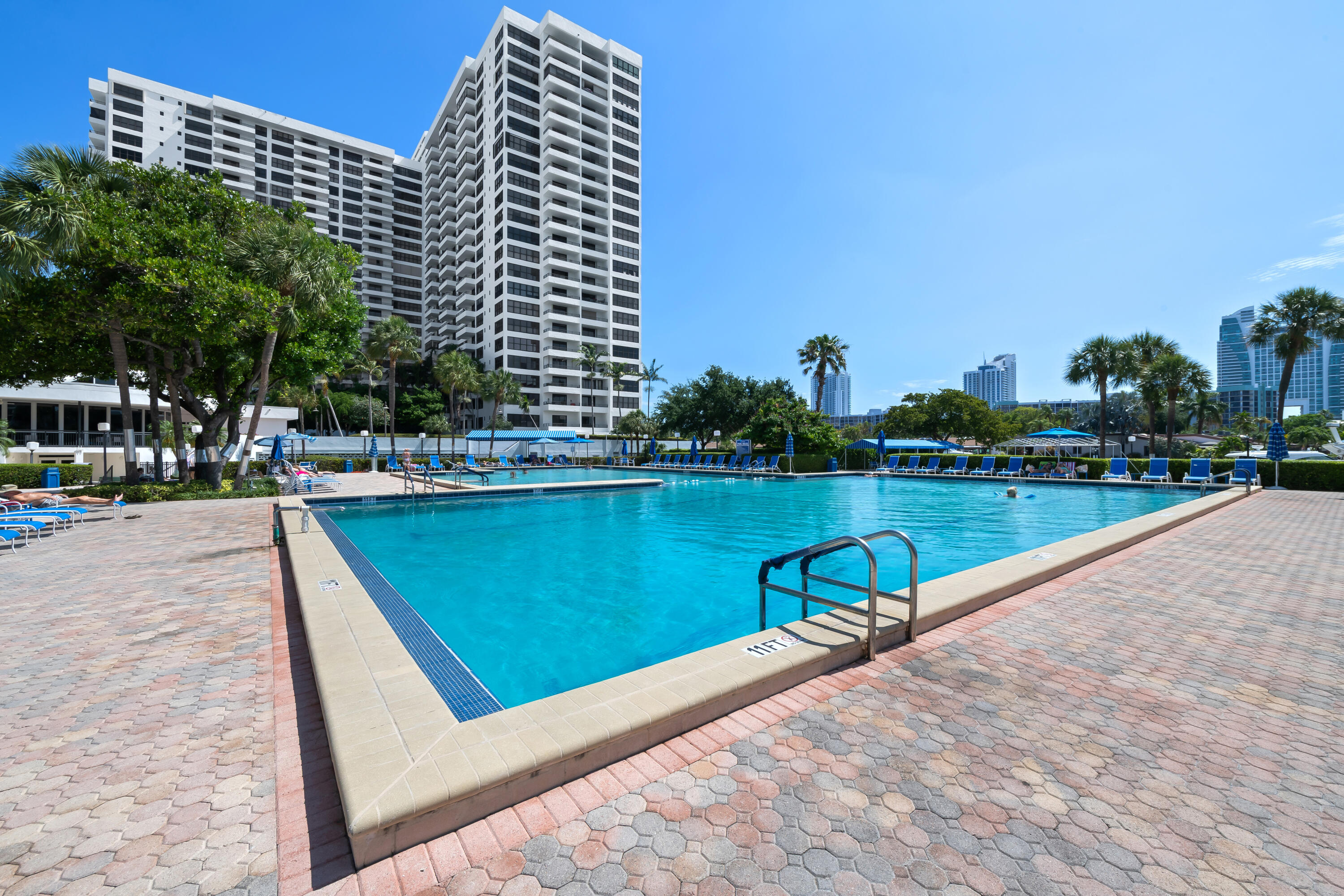 Foto de propiedad en 2500 Parkview Drive 615, Hallandale Beach, FL 33009 Hallandale Beach con MLS# 