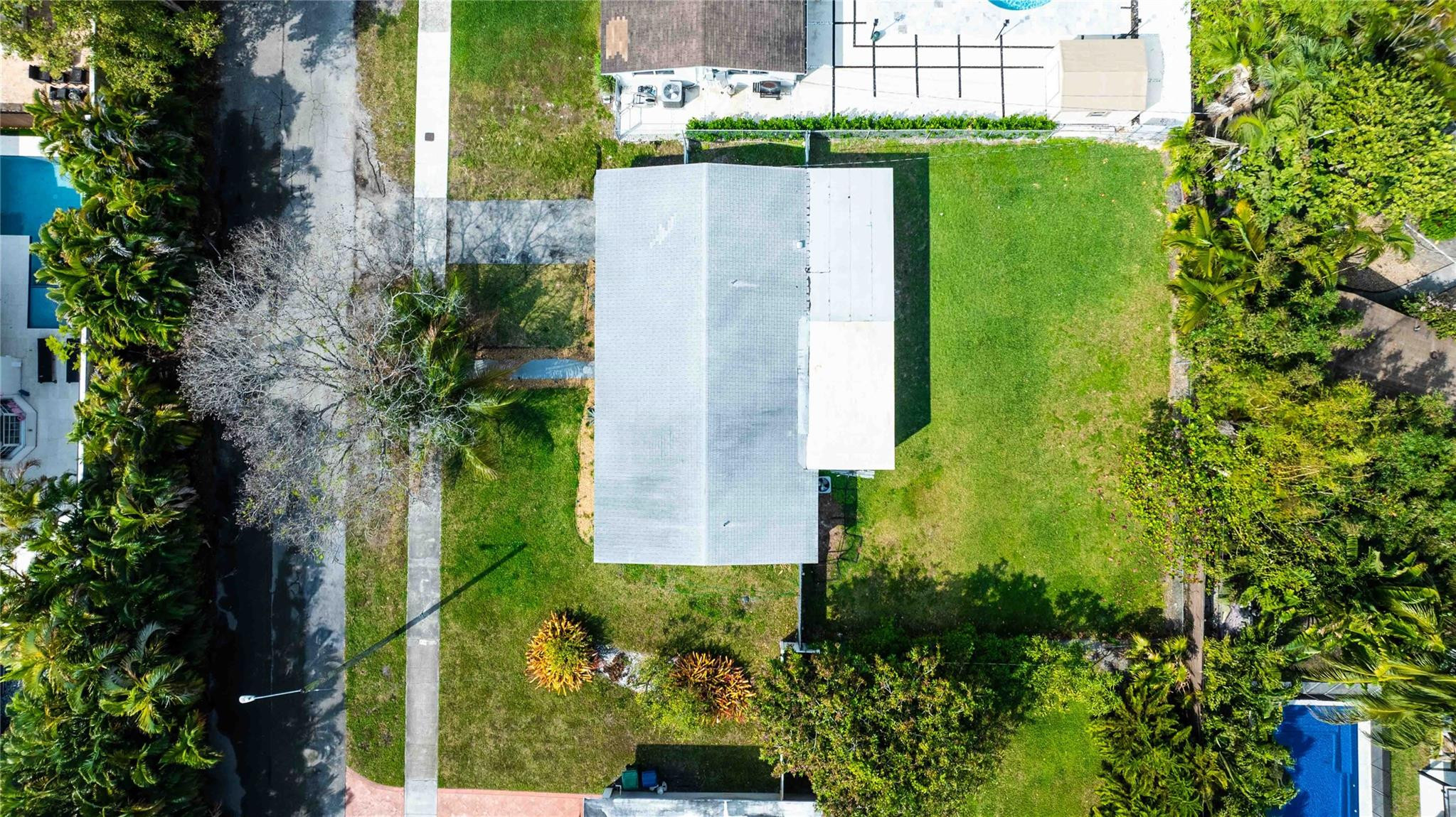 Foto de propiedad en 2515 NE 207th Street, Miami, FL 33180 Miami con MLS# 