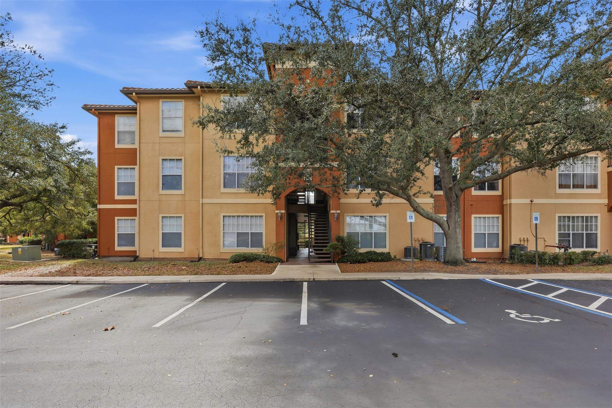Foto de propiedad en 5518 Metrowest Boulevard 11-104, Orlando, FL 32811 Orlando con MLS# 