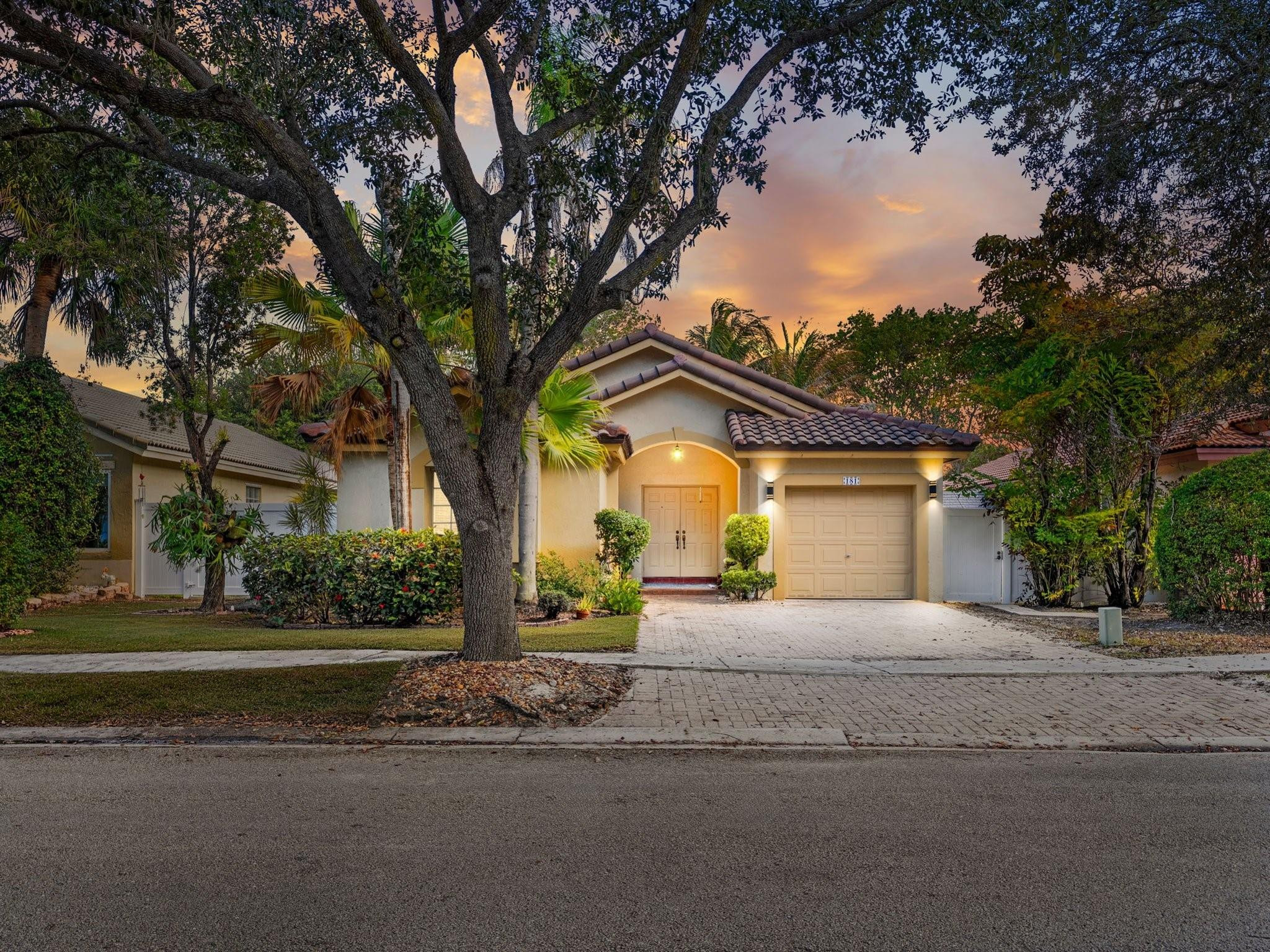 Foto de propiedad en 181 SW 203rd Avenue, Pembroke Pines, FL 33029 Pembroke Pines con MLS# 