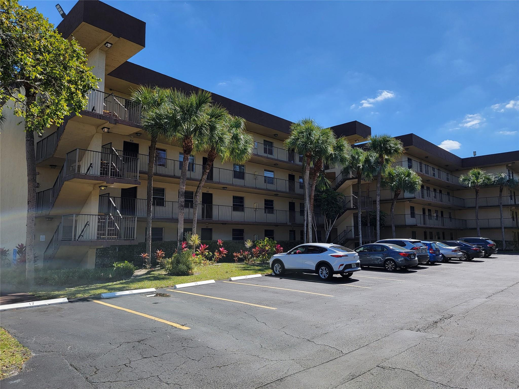 Foto de propiedad en 3121 NW 47th Terrace 403, Lauderdale Lakes, FL 33319 Lauderdale Lakes con MLS# 