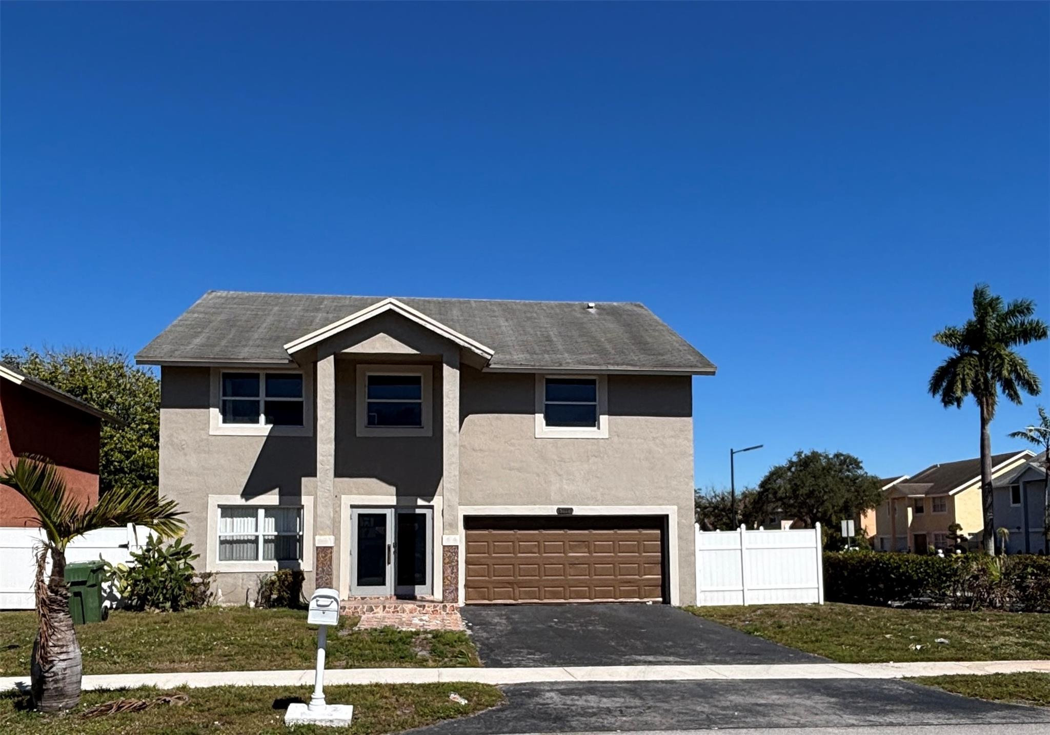 Foto de propiedad en 9711 SW 13th Street, Pembroke Pines, FL 33025 Pembroke Pines con MLS# 