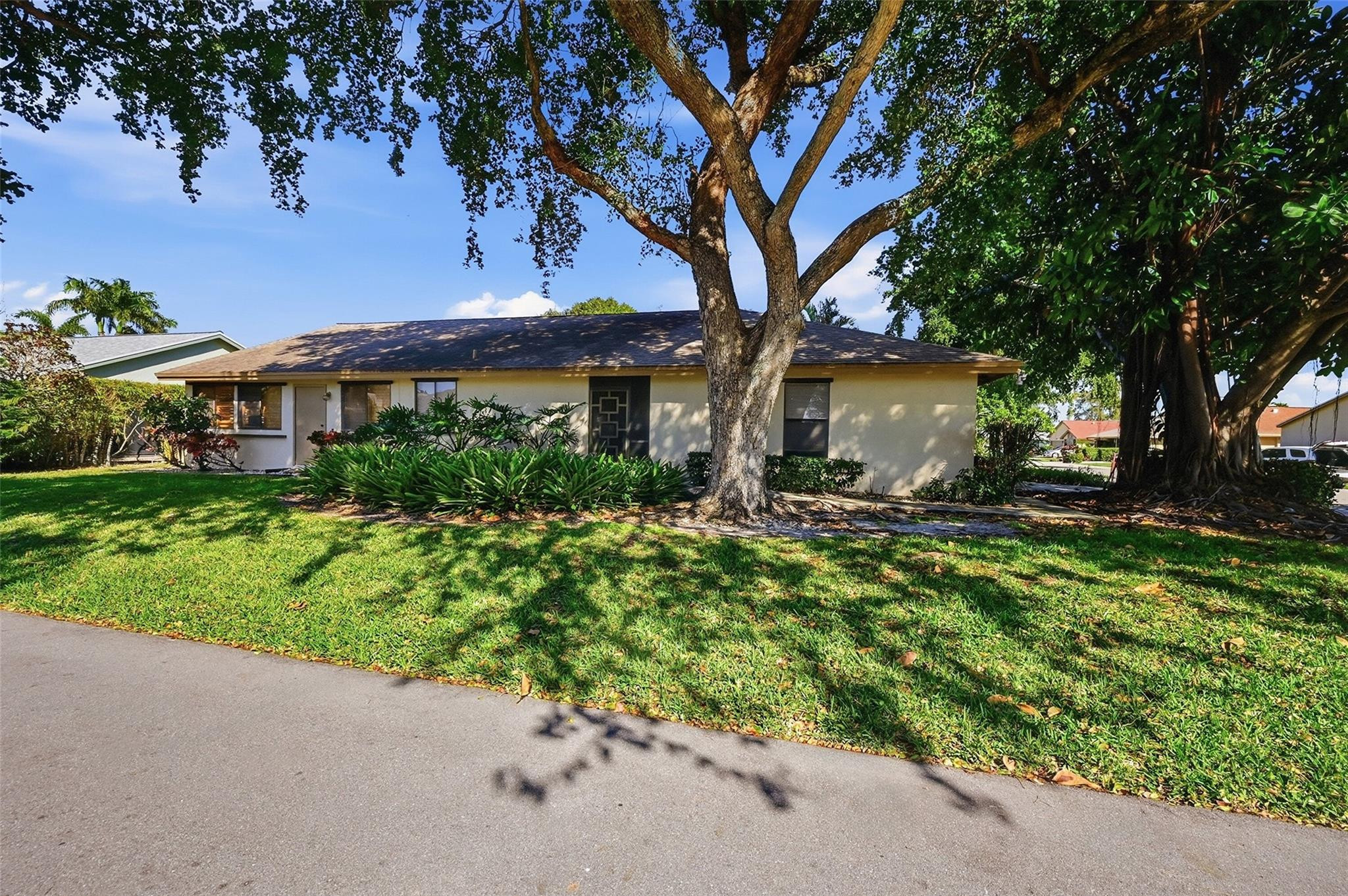 Foto de propiedad en 2495 NW 14th Street, Delray Beach, FL 33445 Delray Beach con MLS# 