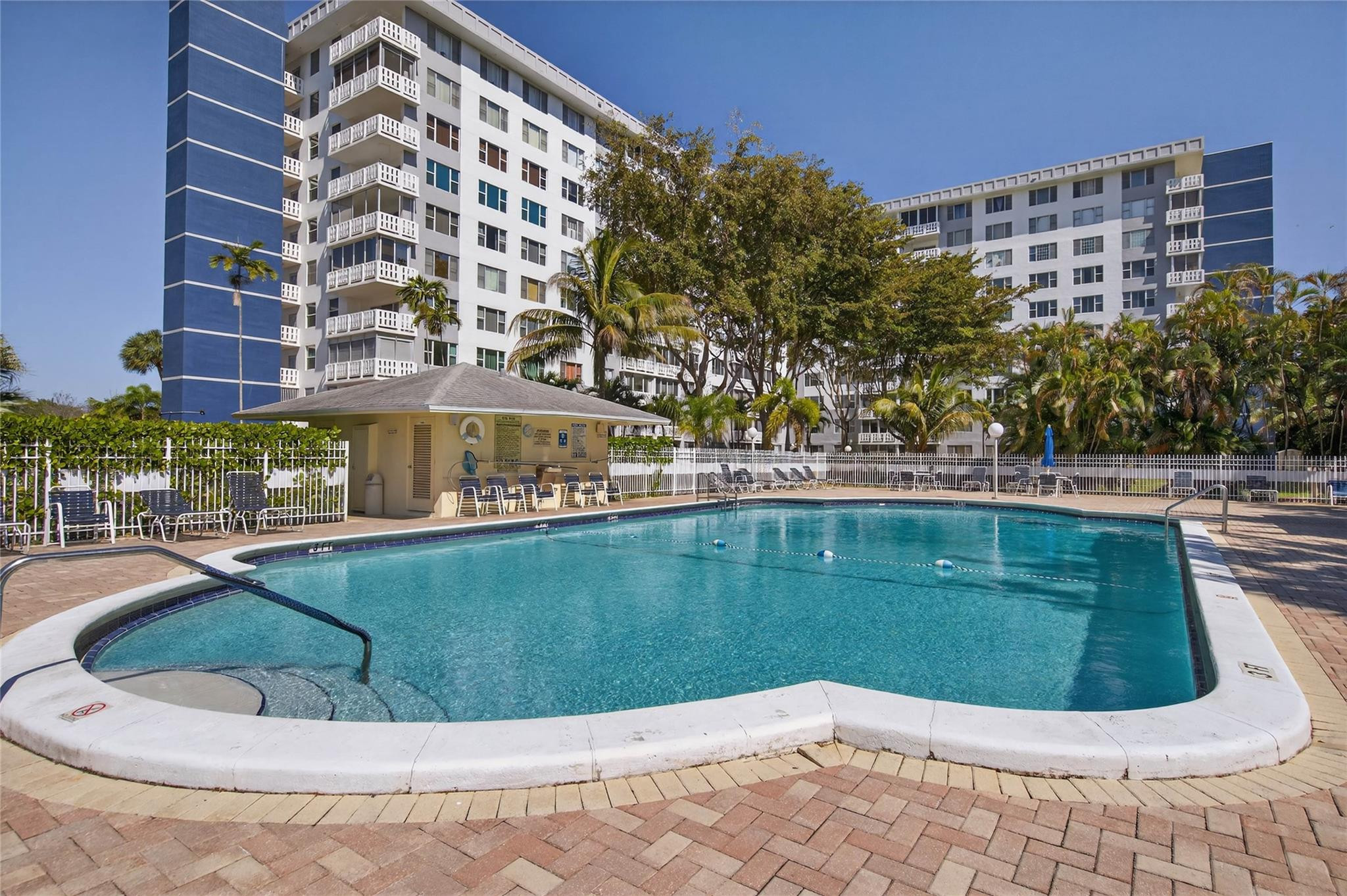 Foto de propiedad en 4400 Hillcrest Drive 704, Hollywood, FL 33021 Hollywood con MLS# 