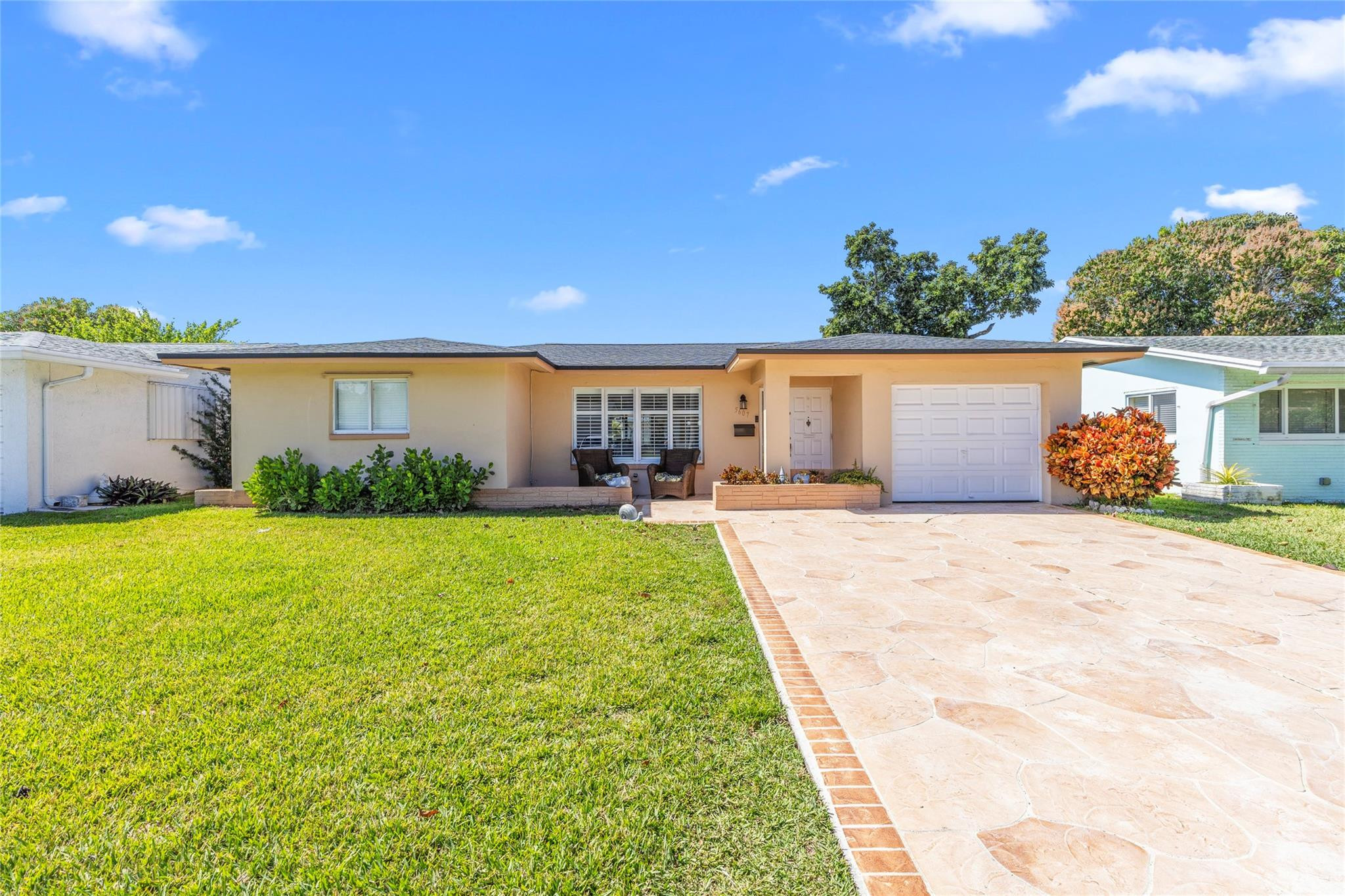 Foto de propiedad en 5607 NW 49th Avenue, Tamarac, FL 33319 Tamarac con MLS# 