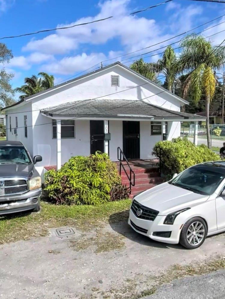 Foto de propiedad en 2901 NW 48th Street, Miami, FL 33142 Miami con MLS# 