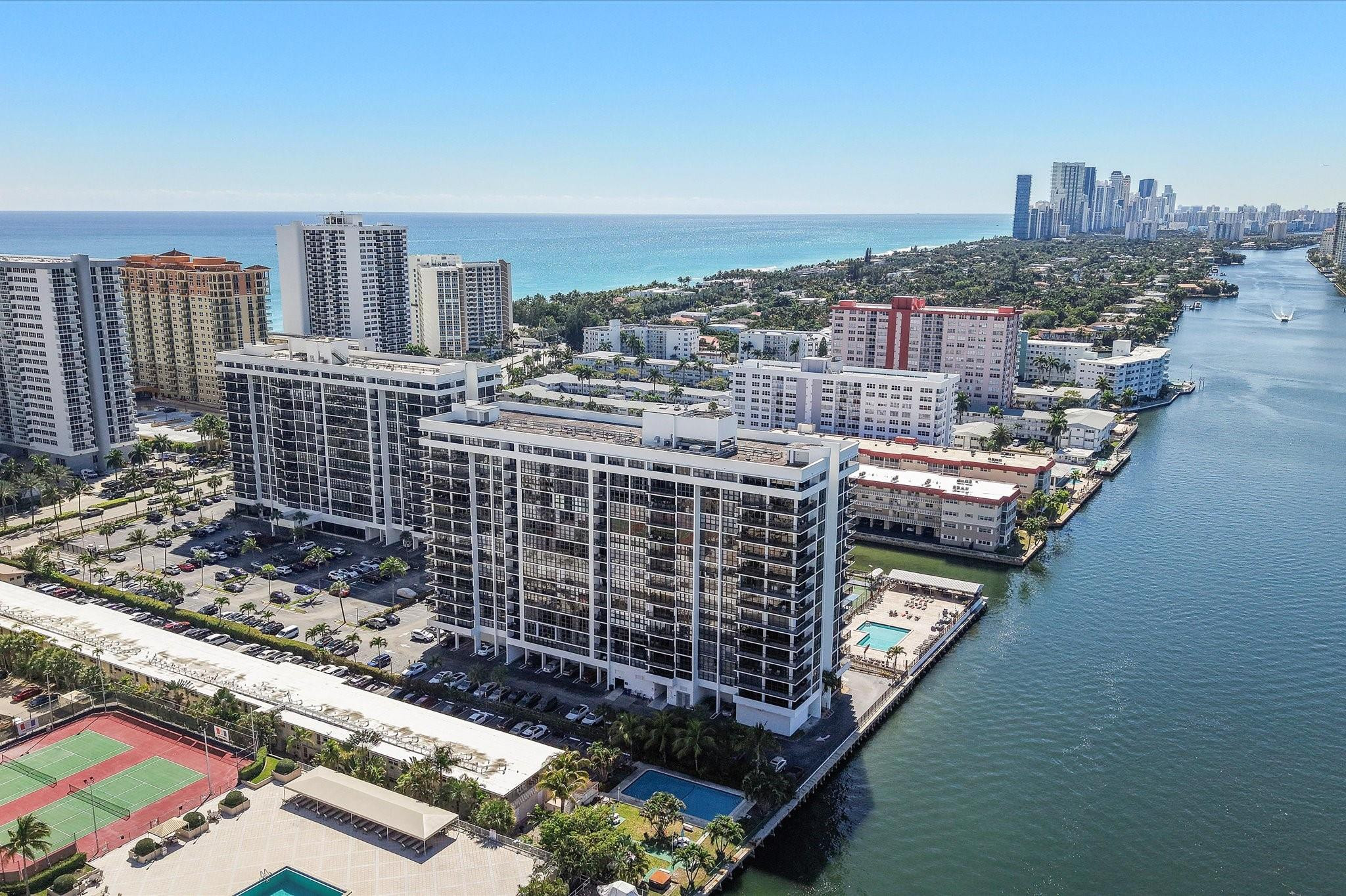 Foto de propiedad en 2017 S Ocean Drive Ph1, Hallandale Beach, FL 33009 Hallandale Beach con MLS# 