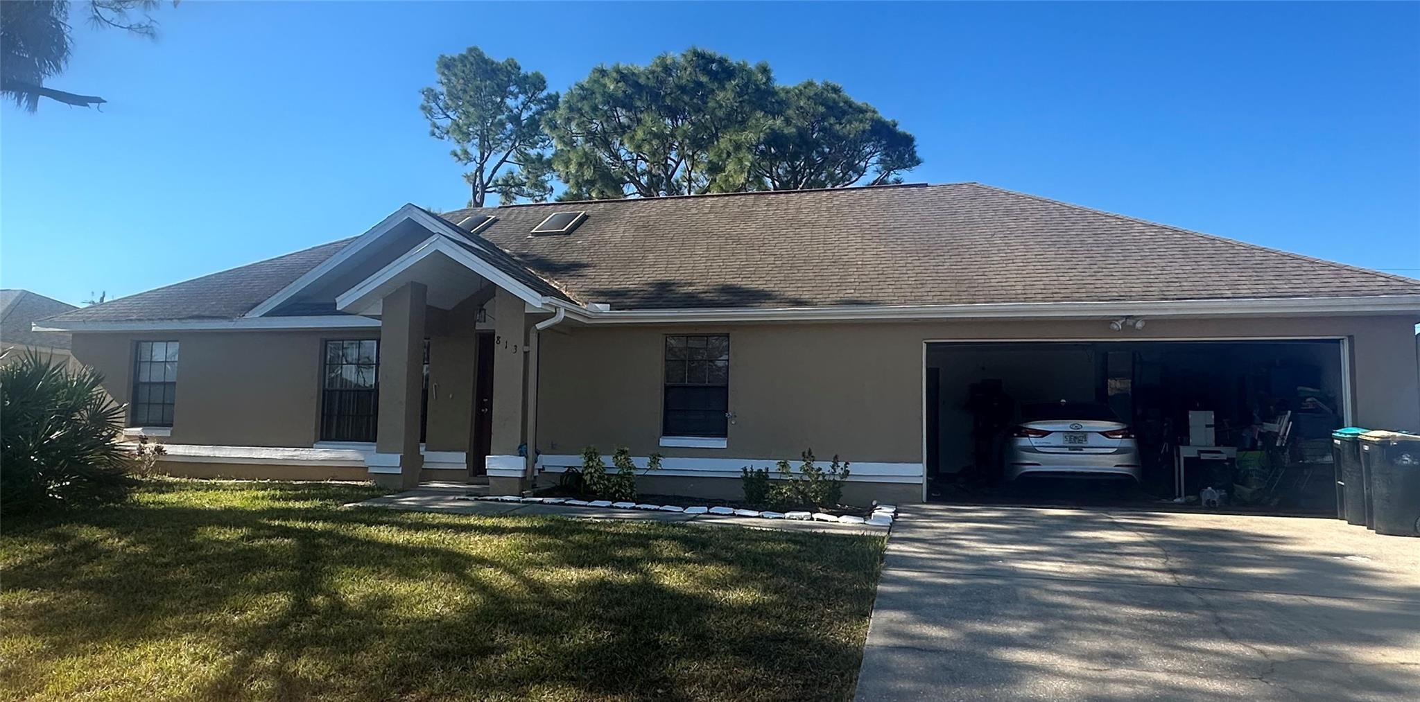 Foto de propiedad en 813 Seven Gables Circle, Palm Bay, FL 32909 Palm Bay con MLS# 