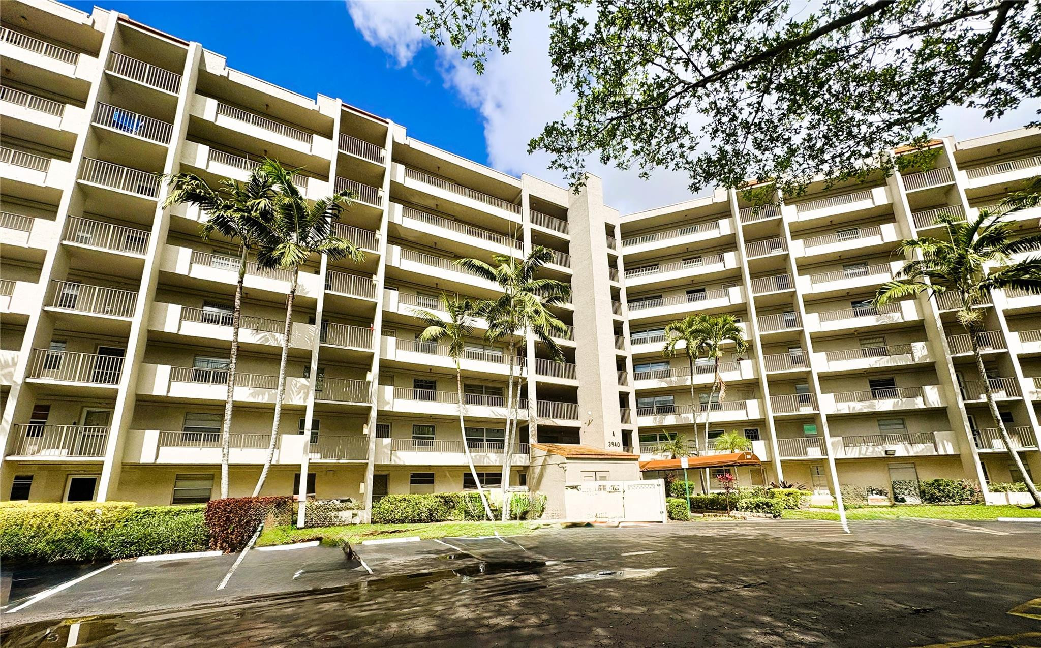 Foto de propiedad en 3940 Inverrary Boulevard 701a, Lauderhill, FL 33319 Lauderhill con MLS# 