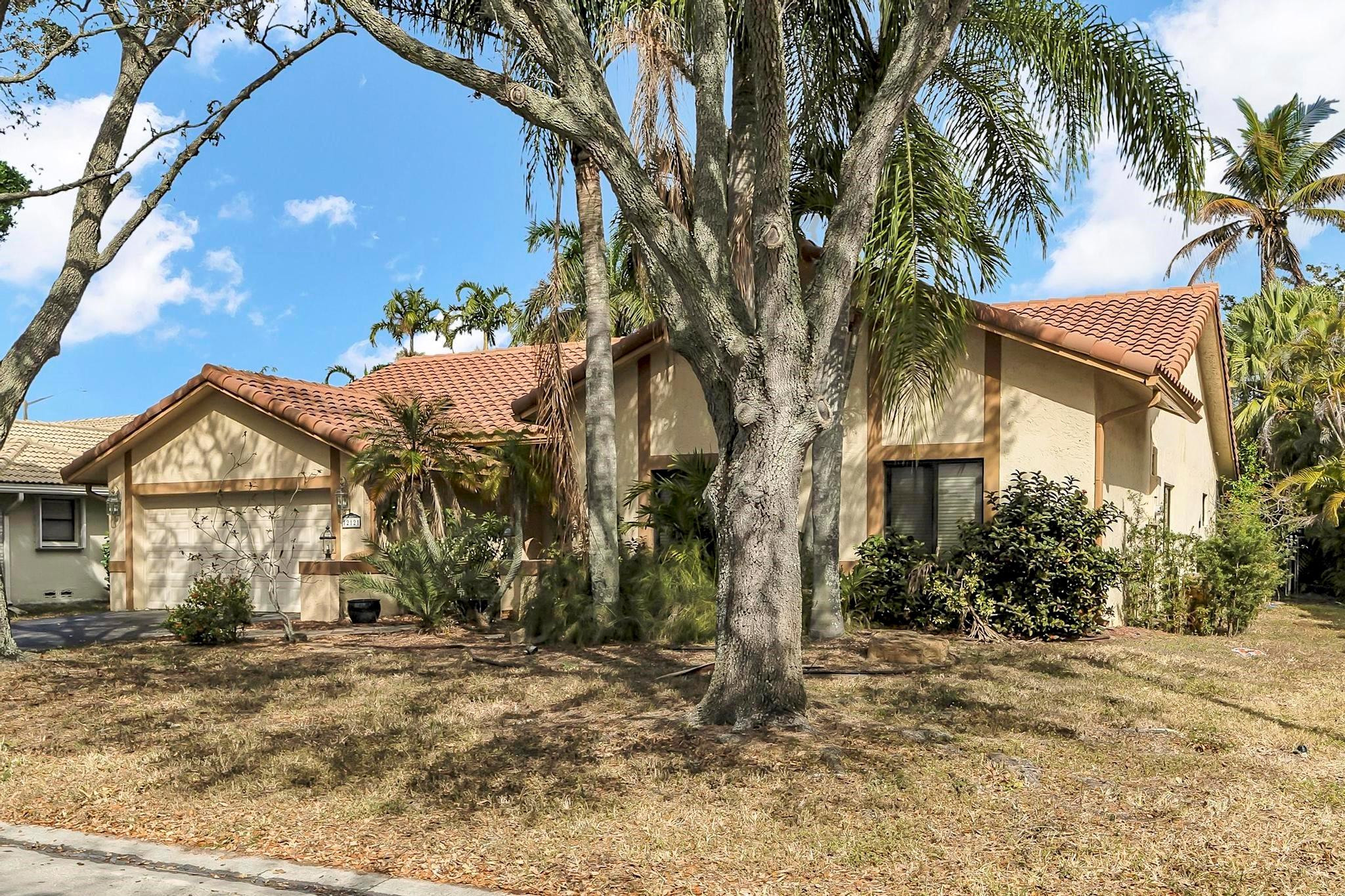 Foto de propiedad en 12121 NW 2nd Drive, Coral Springs, FL 33071 Coral Springs con MLS# 