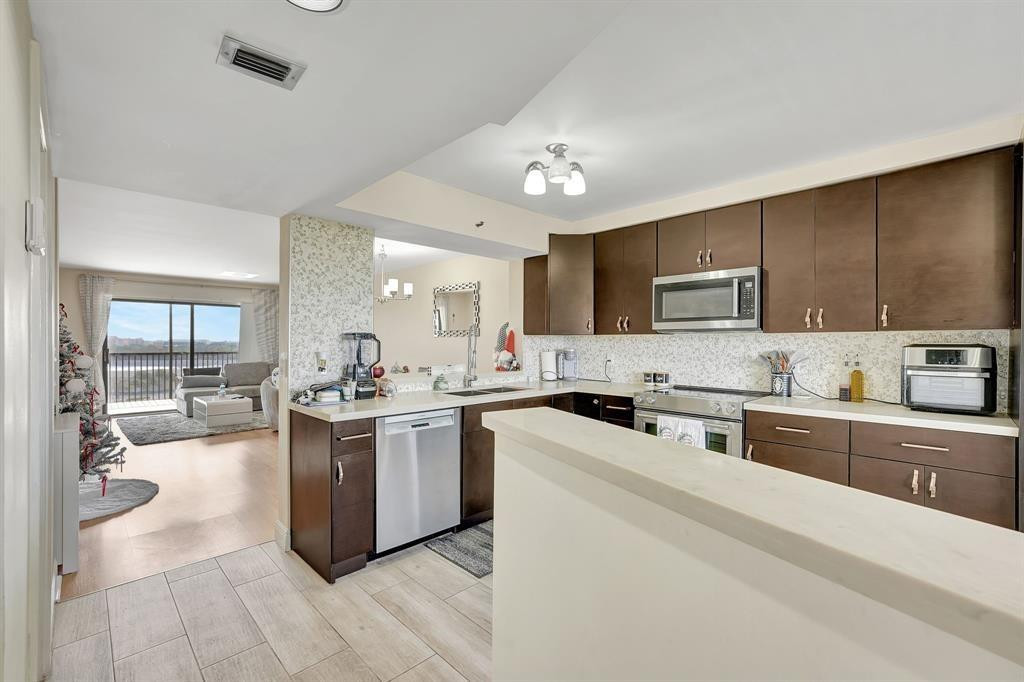 Foto de propiedad en 2200 S Cypress Bend Drive 905, Pompano Beach, FL 33069 Pompano Beach con MLS# 