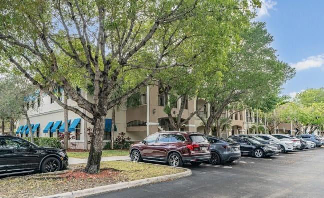 Foto de propiedad en 7451 Wiles Road, Coral Springs, FL 33067 Coral Springs con MLS# 