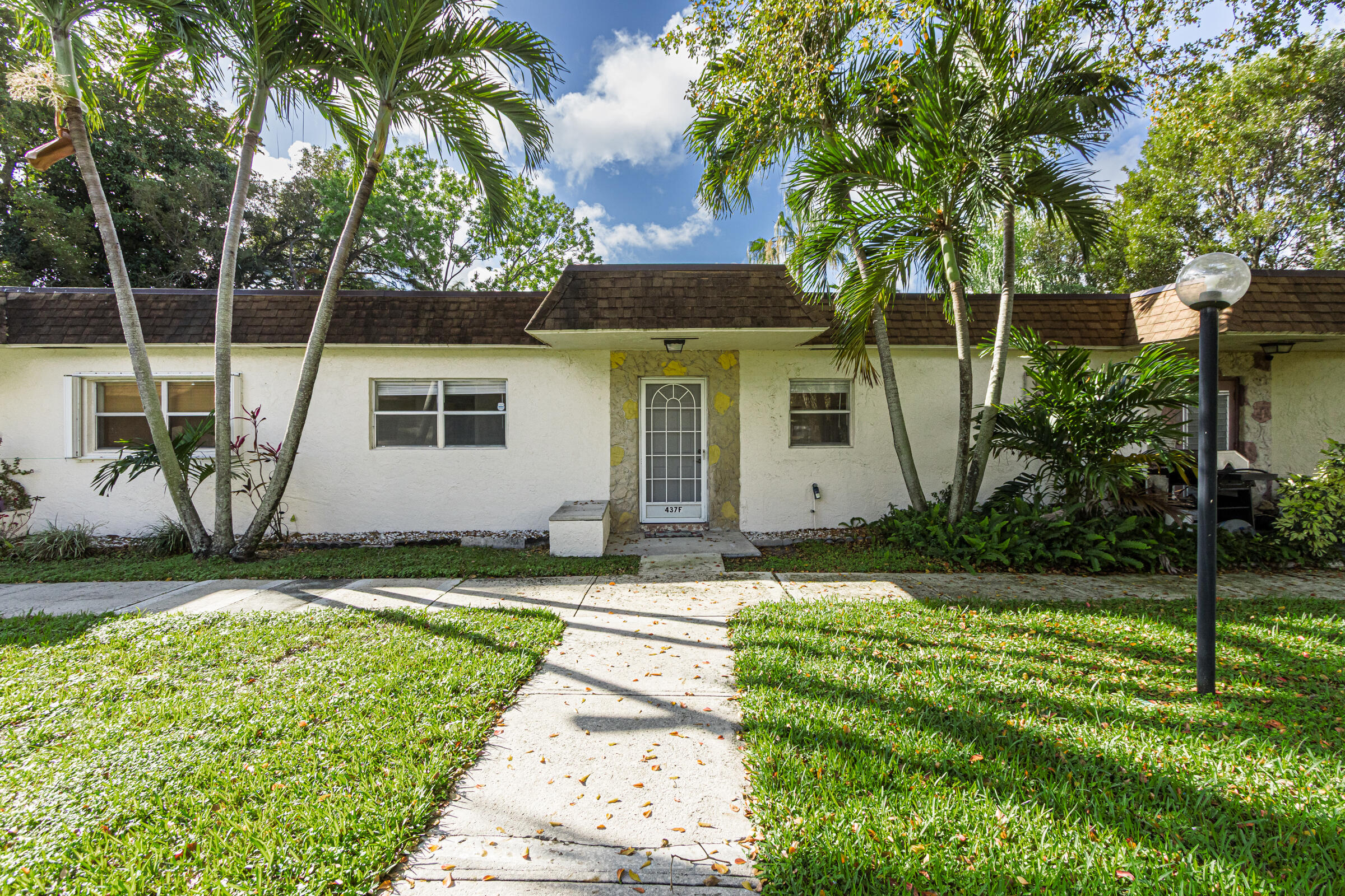 Foto de propiedad en 437 SW Natura Avenue F, Deerfield Beach, FL 33441 Deerfield Beach con MLS# 