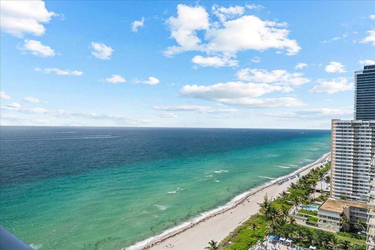 Foto de propiedad en 1890 S Ocean Drive PH4, Hallandale Beach, FL 33009 Hallandale Beach con MLS# 