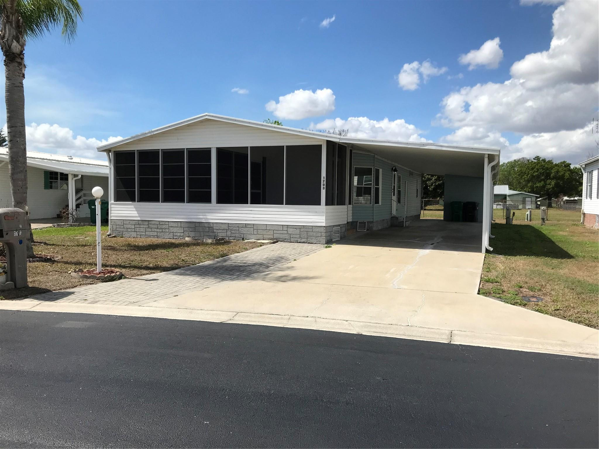 Foto de propiedad en 1703 SW 35th Circle, Okeechobee, FL 34974 Okeechobee con MLS# 