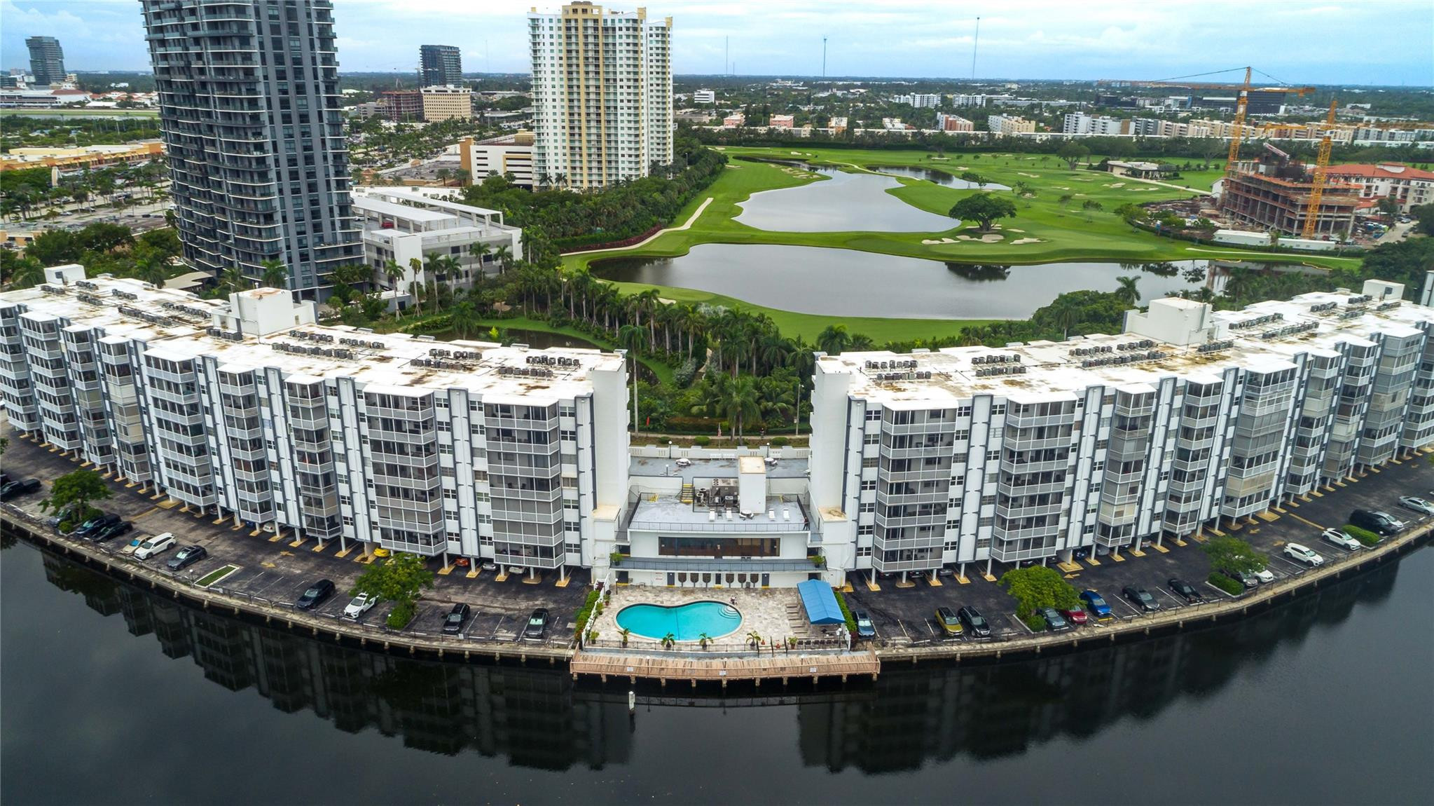 Foto de propiedad en 300 Diplomat Parkway 309, Hallandale Beach, FL 33009 Hallandale Beach con MLS# 