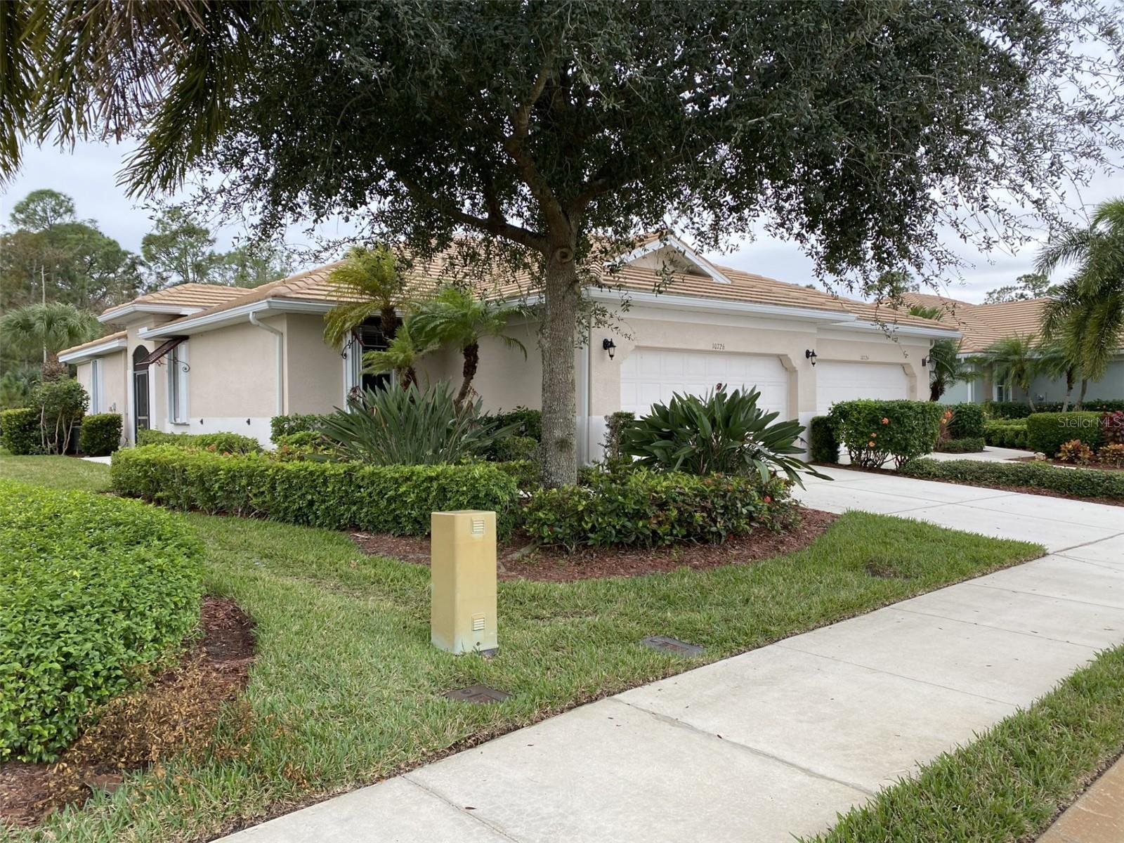 Foto de propiedad en 10726 CETRELLA DR FORT MYERS con MLS# FC314569