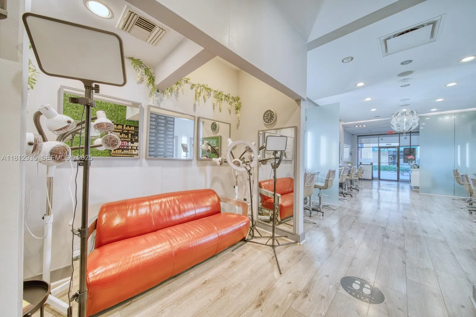 Foto de propiedad en Full Service Full Service Beauty Salon On Sunset Dr & 57th Avenue, Coral Gables, FL 33143 Coral Gables con MLS# 