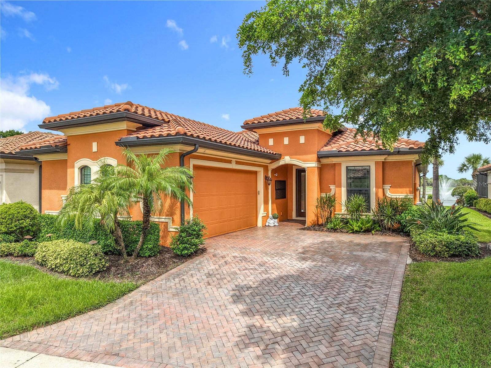 Foto de propiedad en 10264 PORTO ROMANO DR MIROMAR LAKES con MLS# G5101287