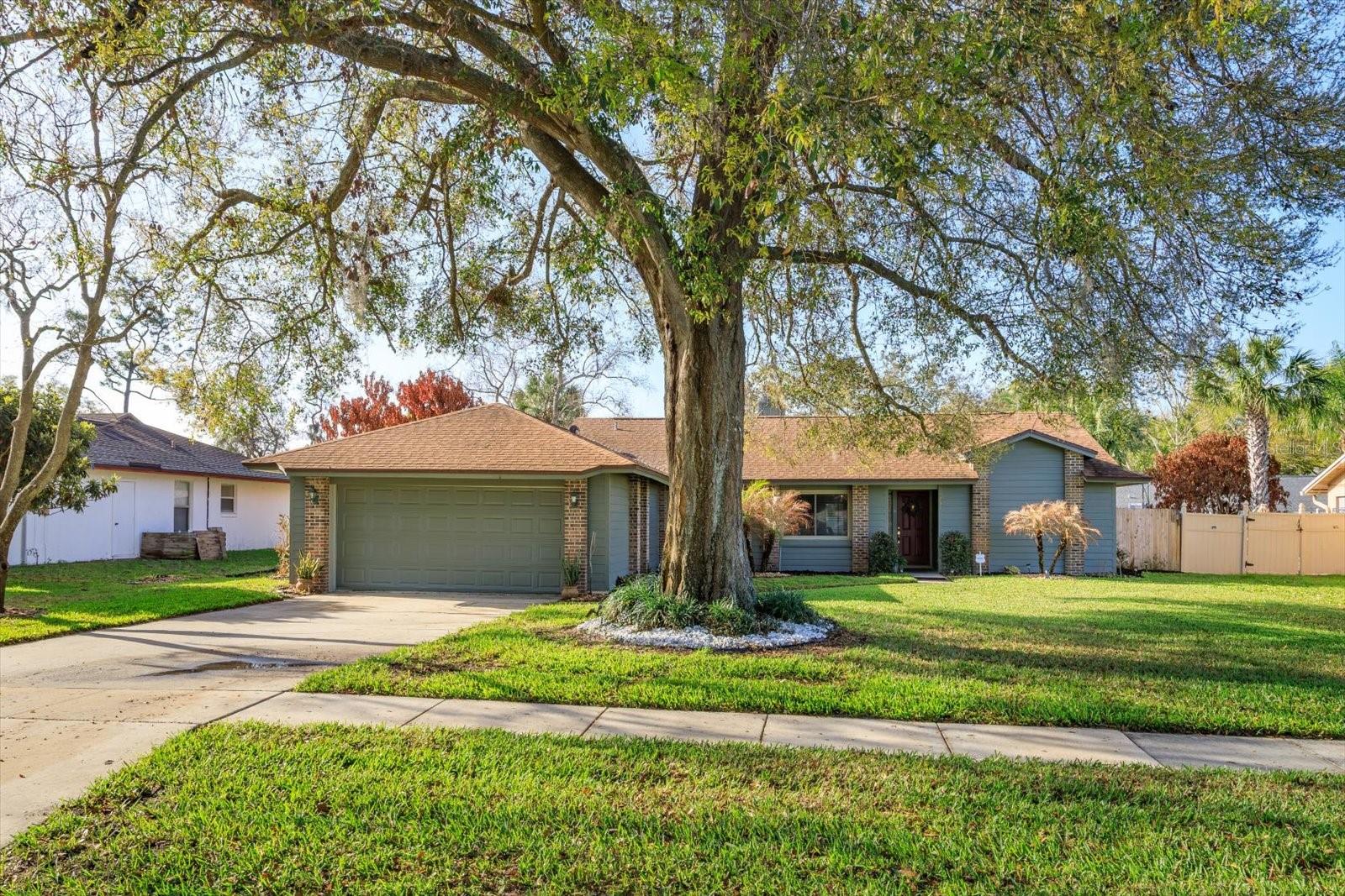 Foto de propiedad en 9237 SABAL PALM CIR WINDERMERE con MLS# G5110005
