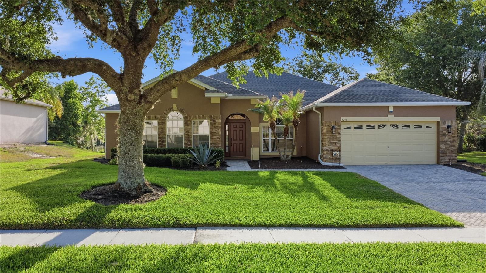 Foto de propiedad en 4203 ROCK HILL LOOP APOPKA con MLS# G5113855