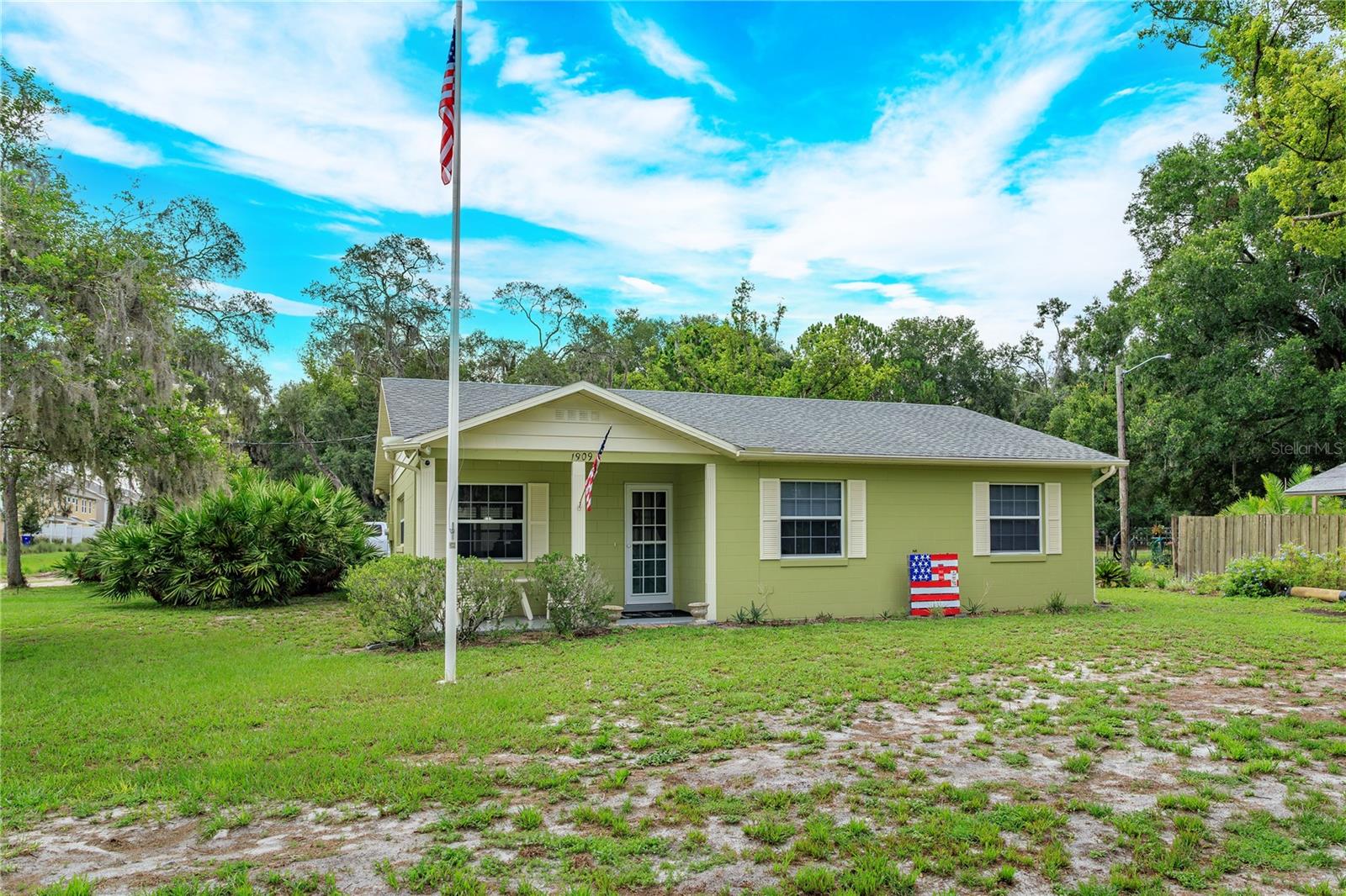 Foto de propiedad en 1909 N LAKEWOOD AVE OCOEE con MLS# G5115223