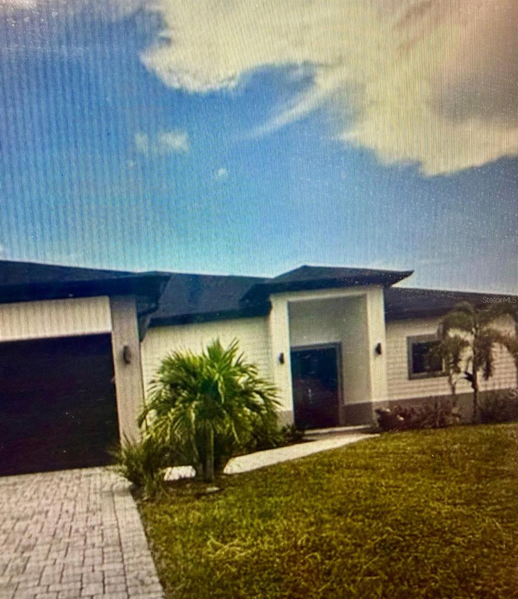 En Venta 704 MINDORA AVE, LEHIGH ACRES, FL 33972