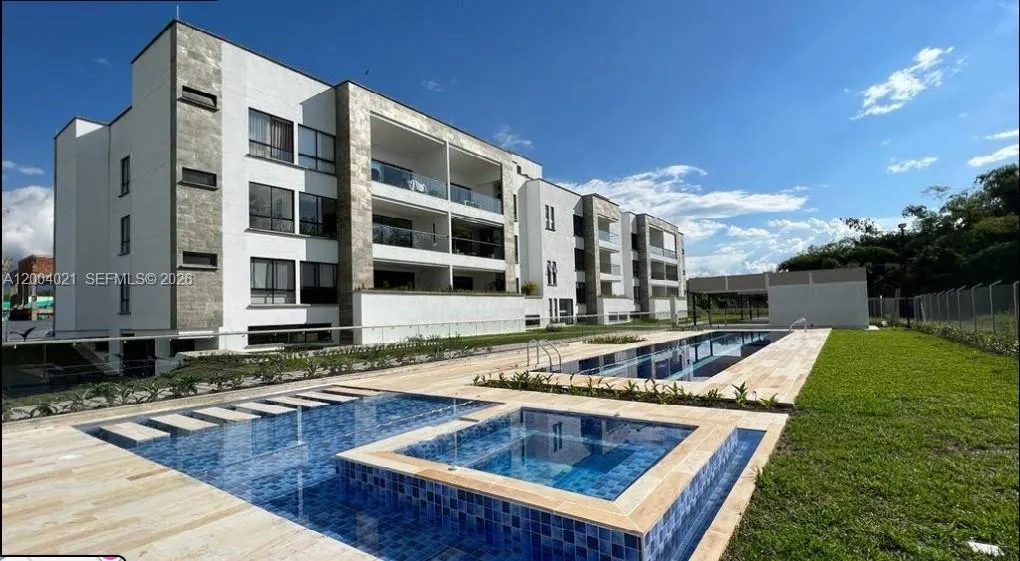 Foto de propiedad en KM 1 Km 1 Lagos De Iraka & Homesuite 103, CO  con MLS# 
