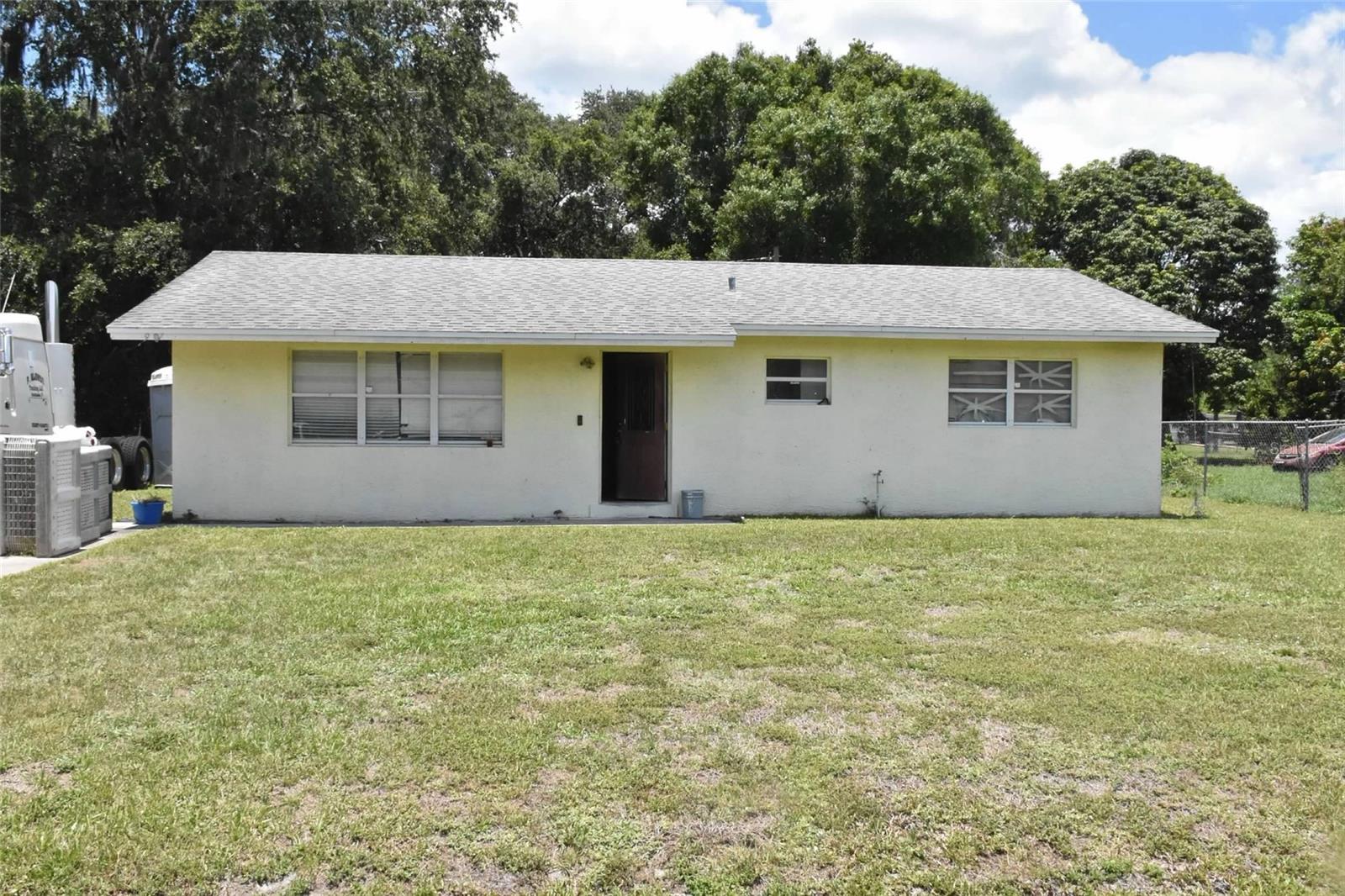 Foto de propiedad en 907 PINE ST IMMOKALEE con MLS# L4962538