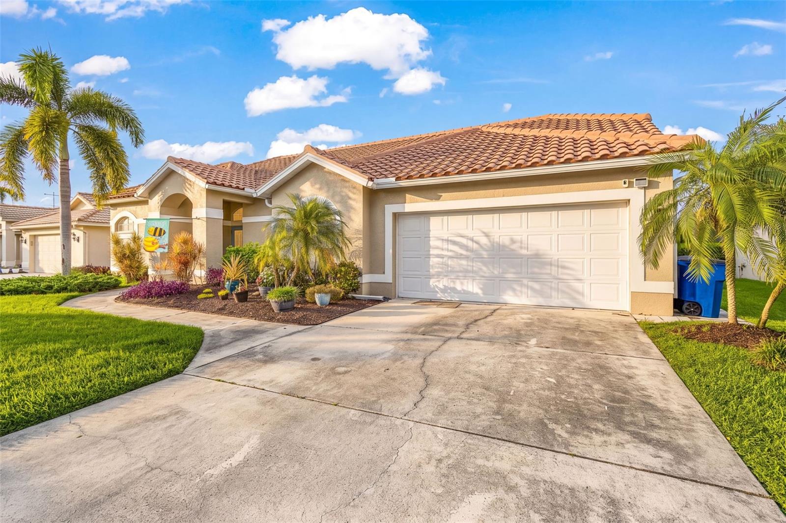 Foto de propiedad en 12808 VISTA PINE CIR FORT MYERS con MLS# N6144848