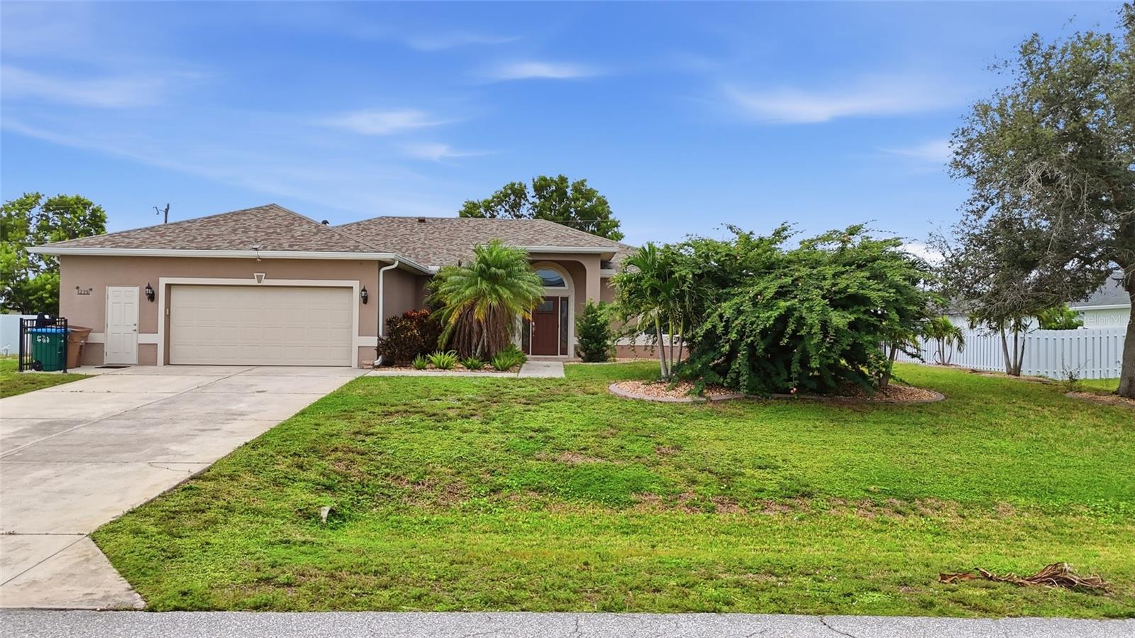 En Venta 219 NW 12TH LN, CAPE CORAL, FL 33993