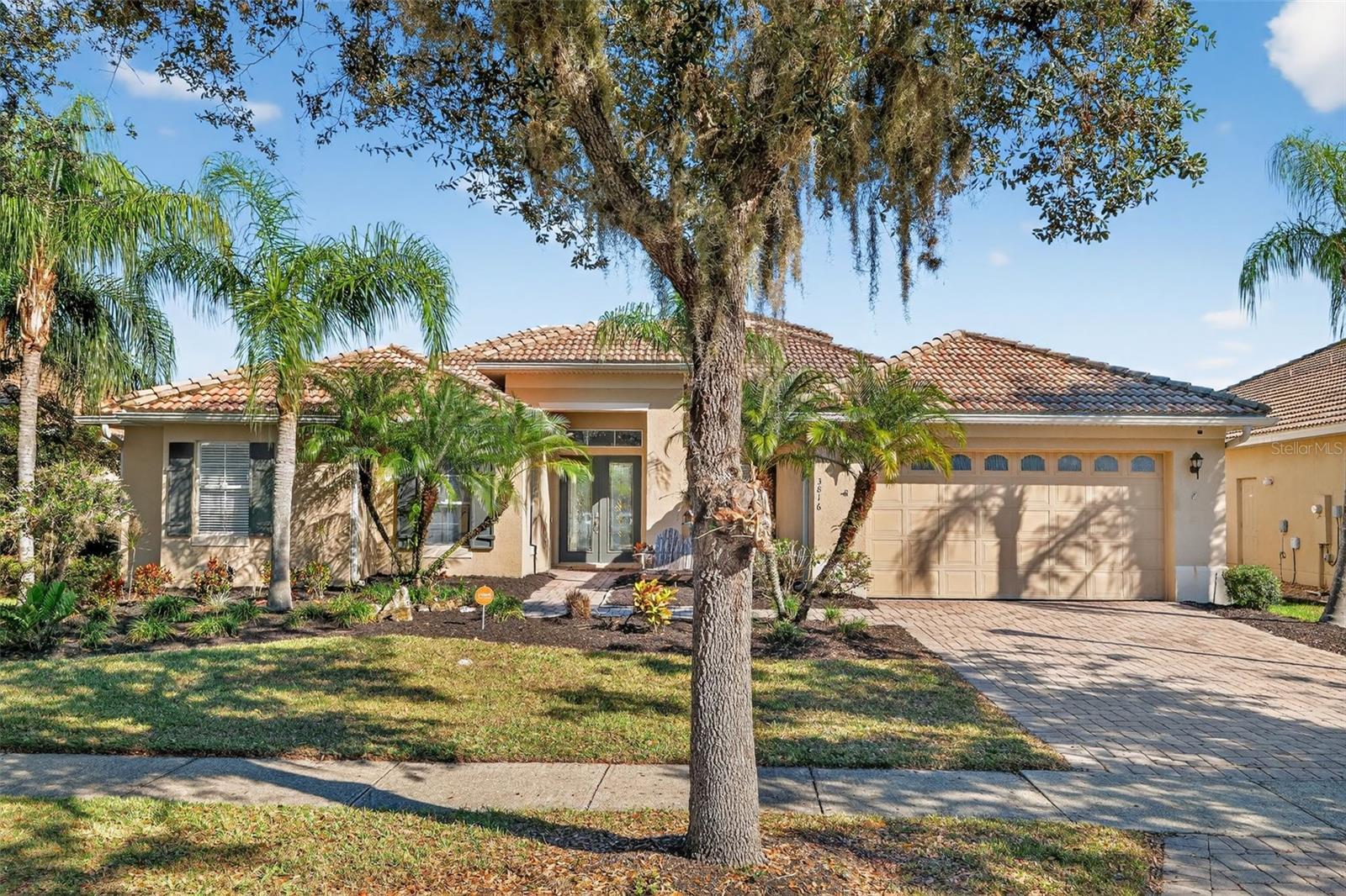 Foto de propiedad en 3816 EAGLE ISLE CIR KISSIMMEE con MLS# O6319108