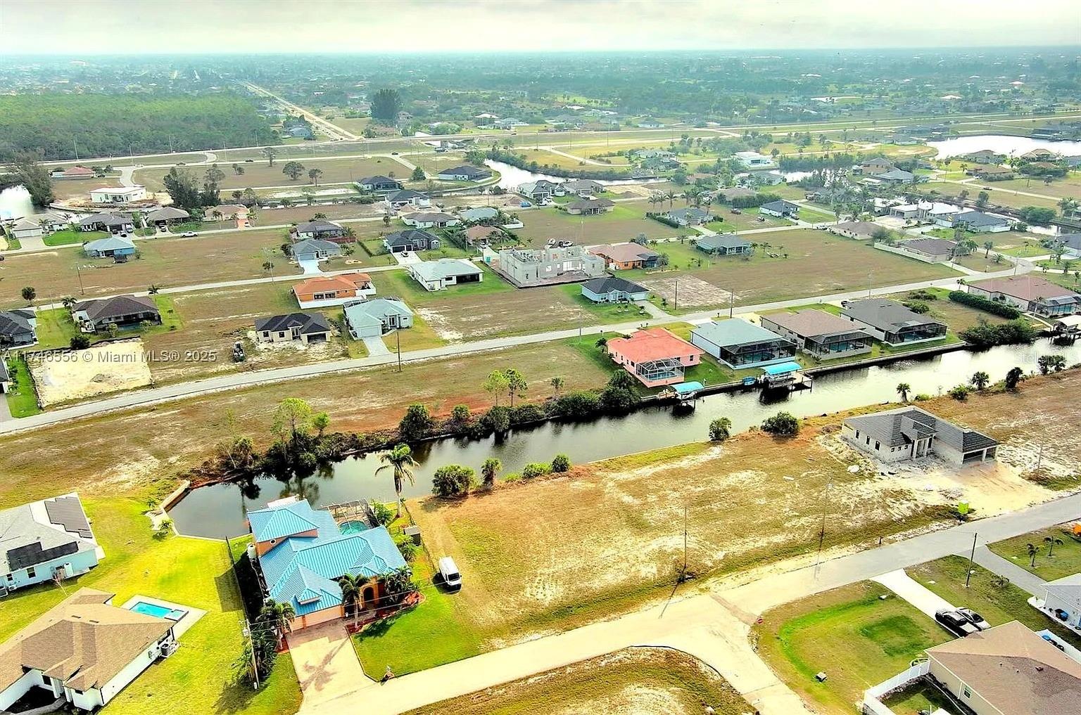 En Venta 1939 NW 34TH PL, CAPE CORAL, FL 33993